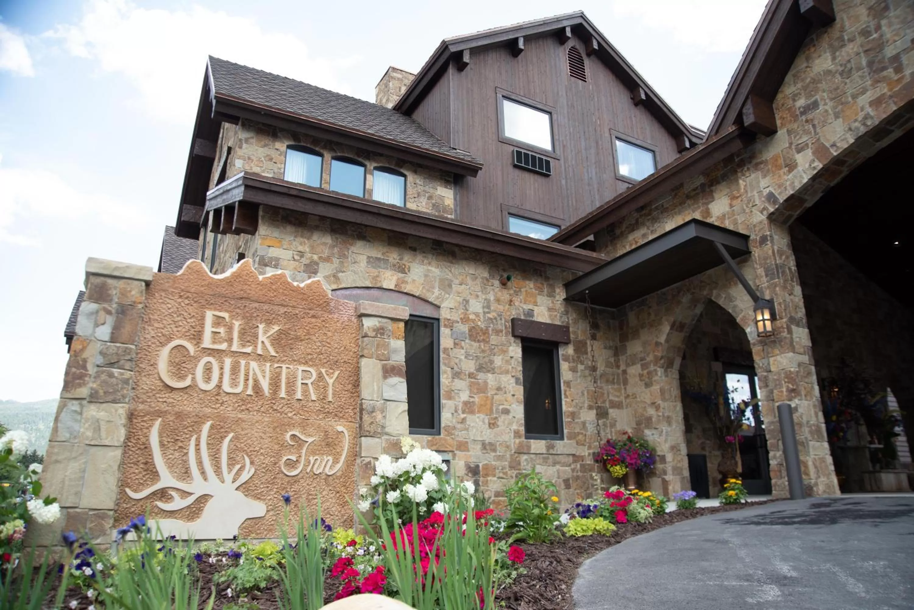 Property building in Elk Country Inn