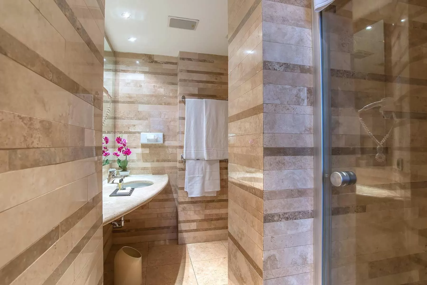 Bathroom in Hotel Tritone