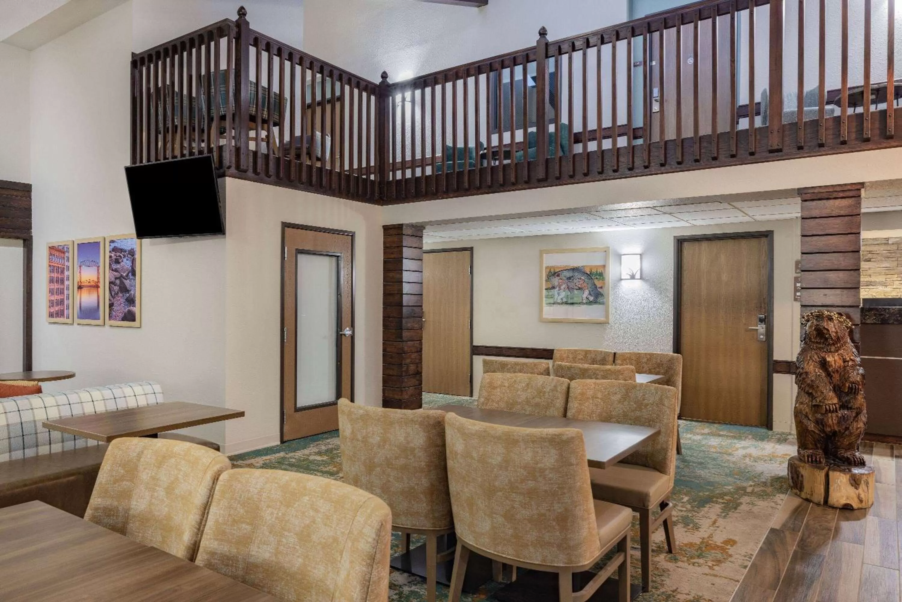 Communal lounge/ TV room in AmericInn by Wyndham Duluth South Proctor Black Woods Event Ctr