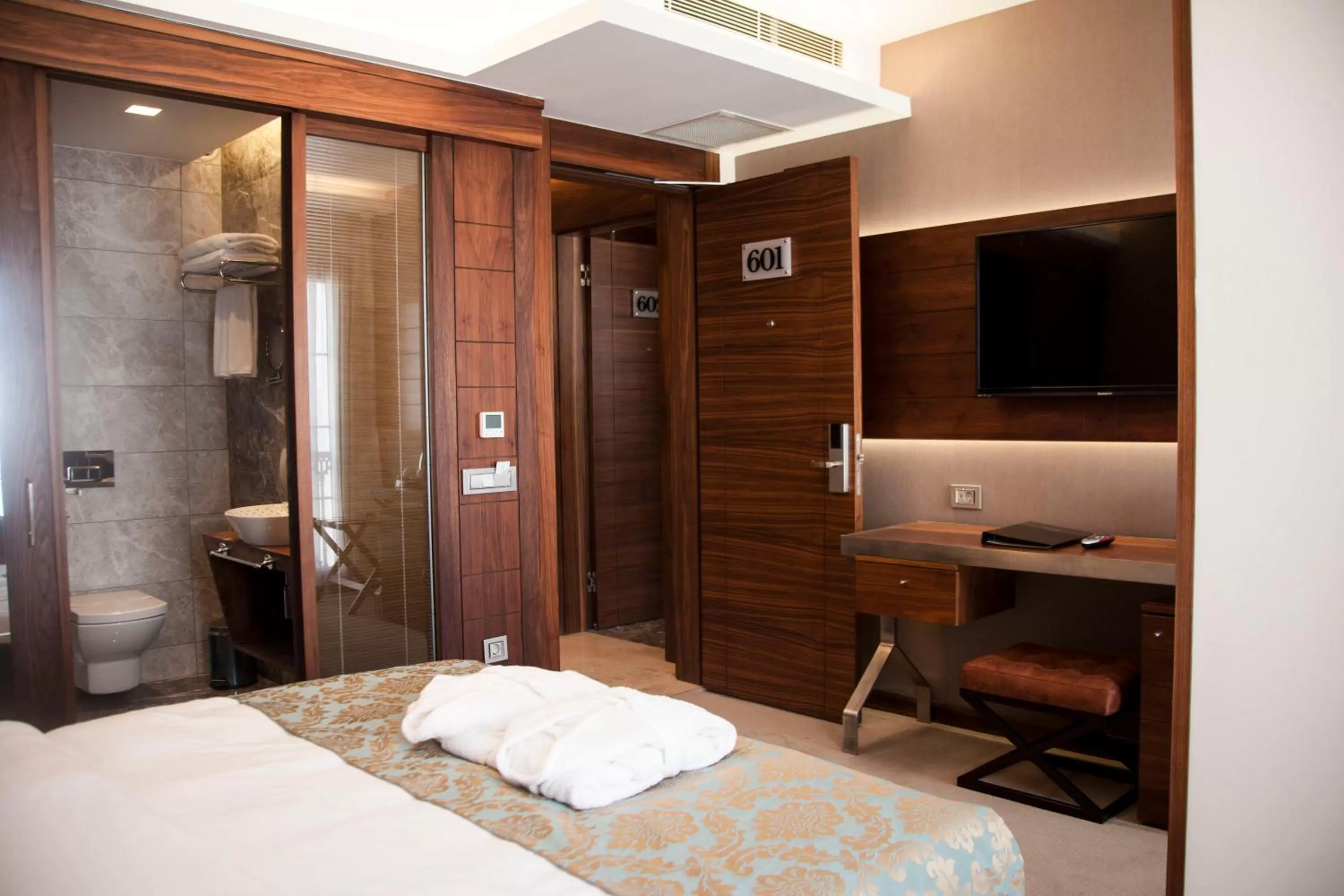 Photo of the whole room, Bed in Old Port Hotel