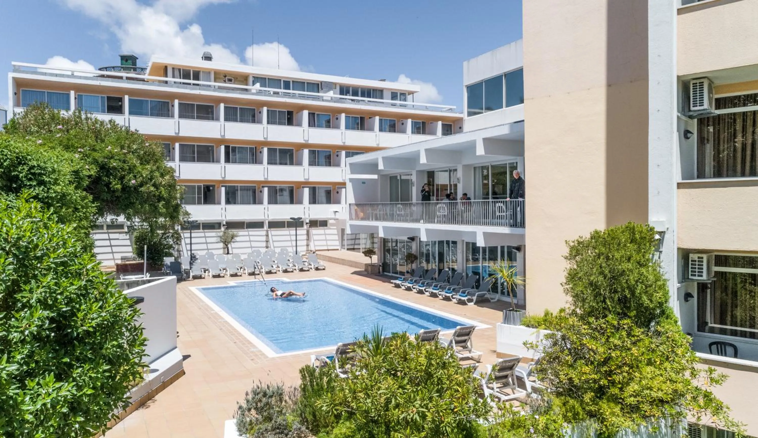 Swimming pool in Hotel Londres Estoril / Cascais