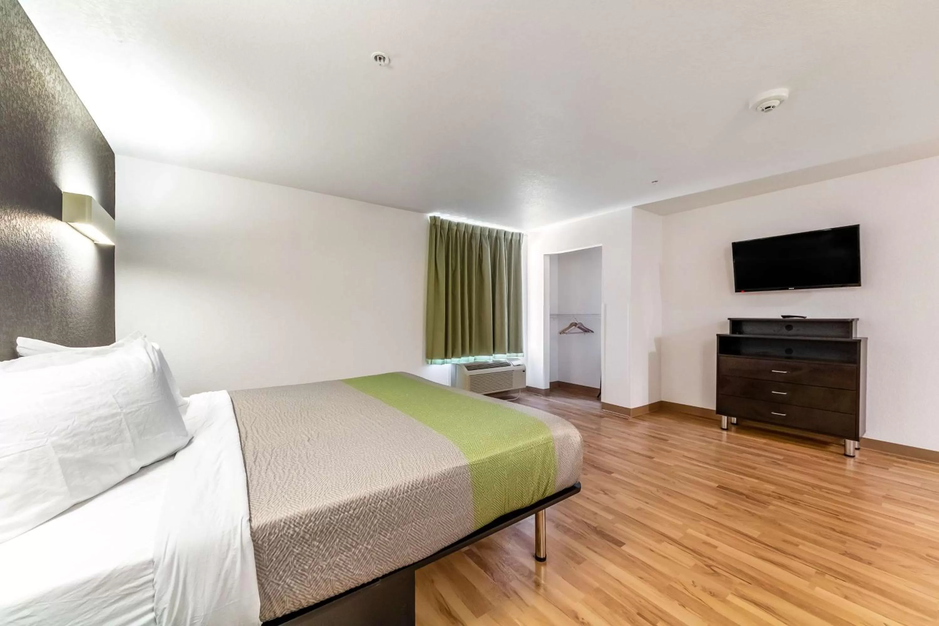 TV and multimedia, Bed in Studio 6-San Marcos, TX