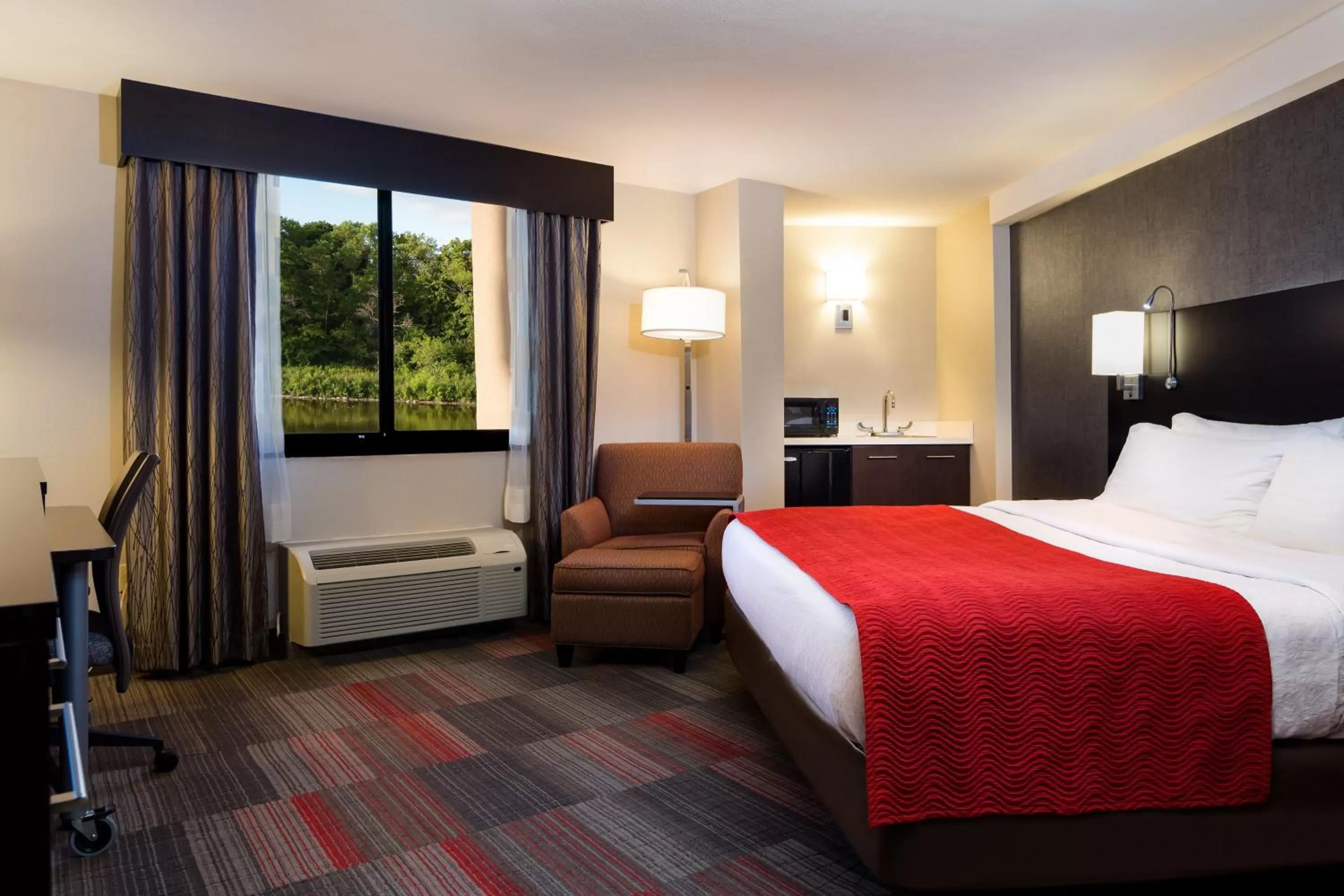 Photo of the whole room, Bed in Holiday Inn Milwaukee Riverfront by IHG