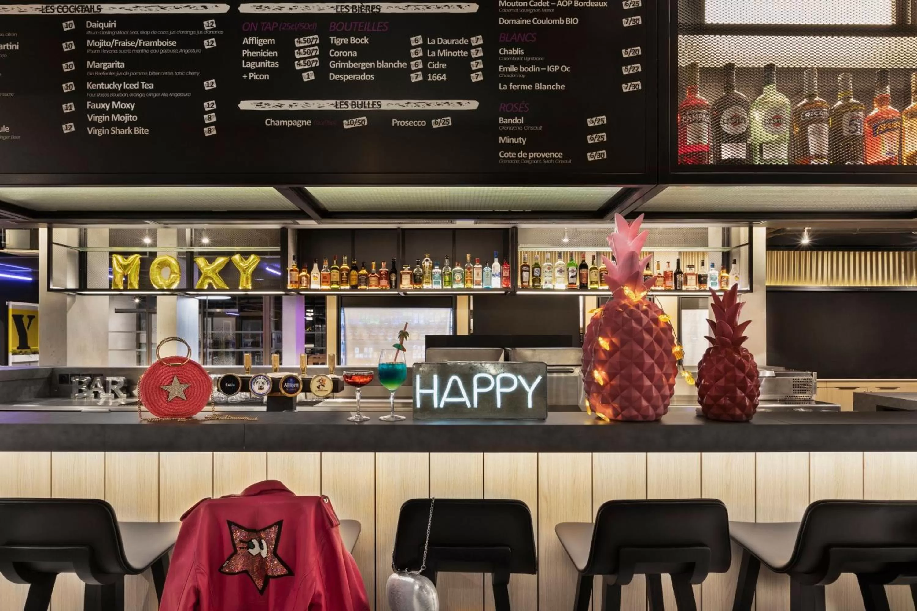 Lounge or bar in Moxy La Ciotat