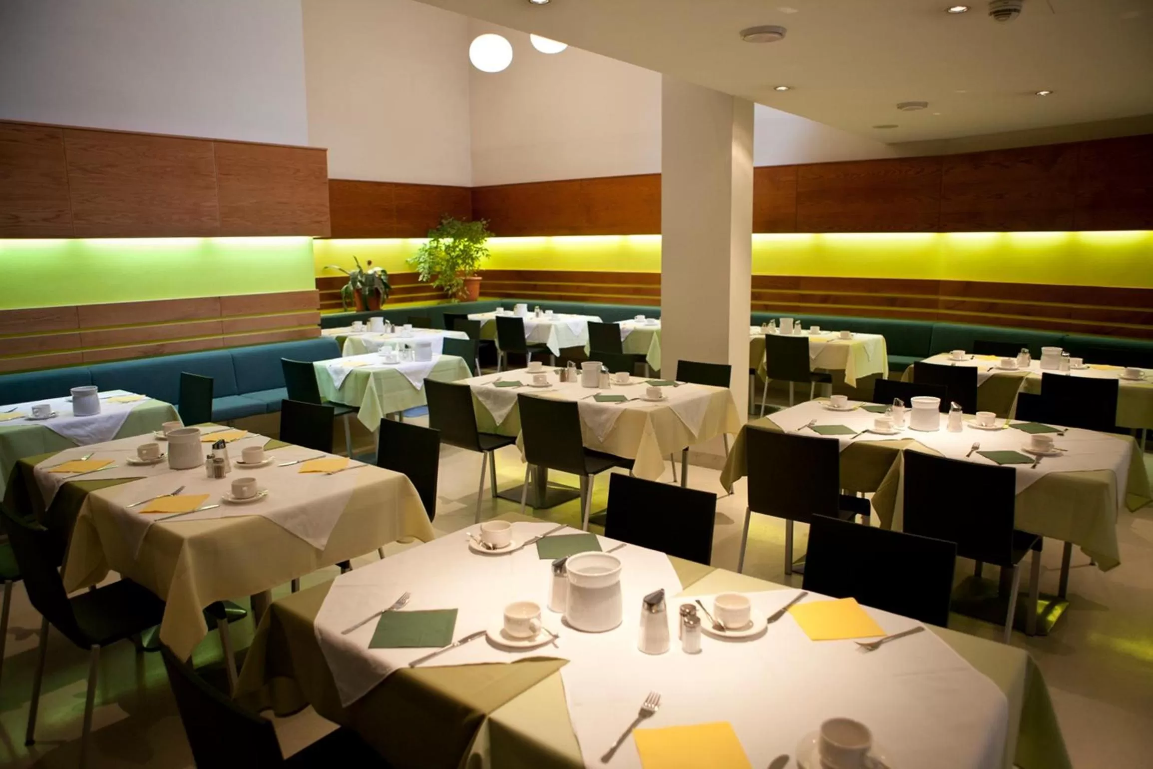 Restaurant/places to eat in Hotel Caroline