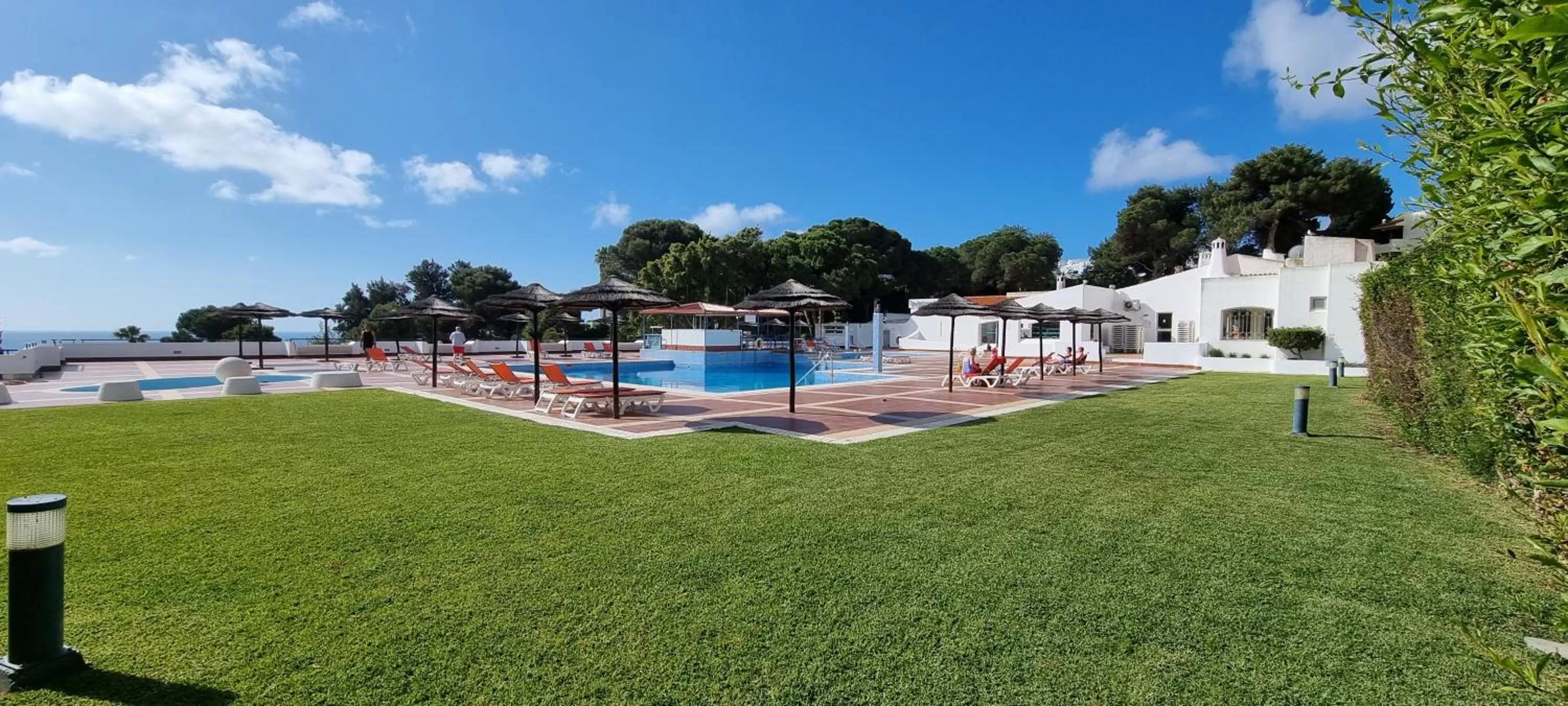 Swimming pool in Albufeira Jardim by Umbral