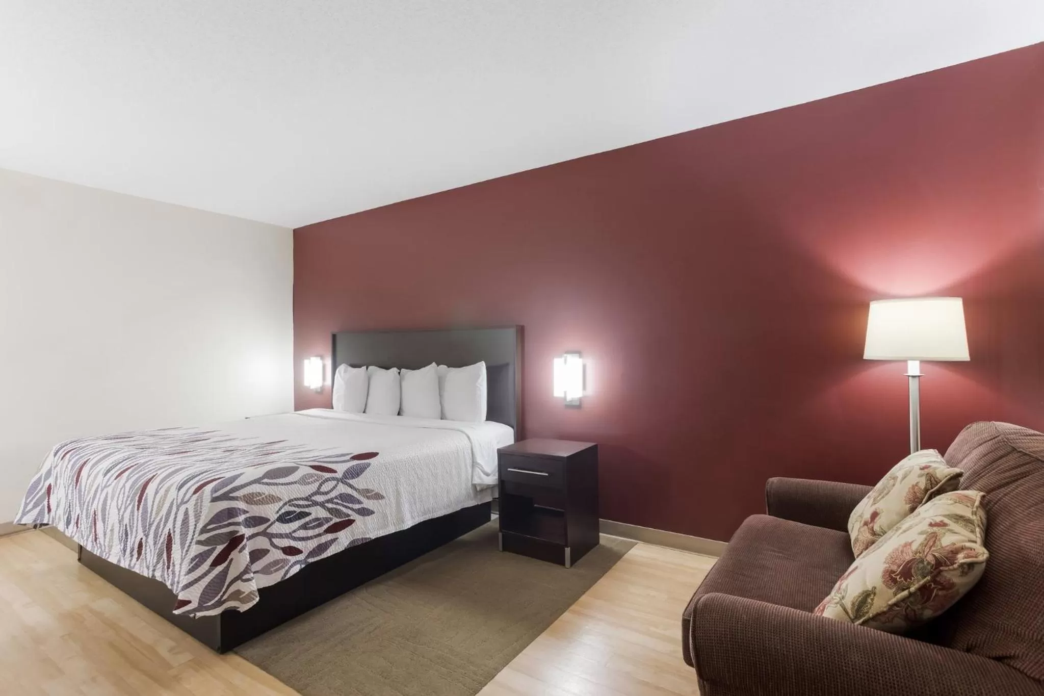 Photo of the whole room, Bed in Red Roof Inn London I-75