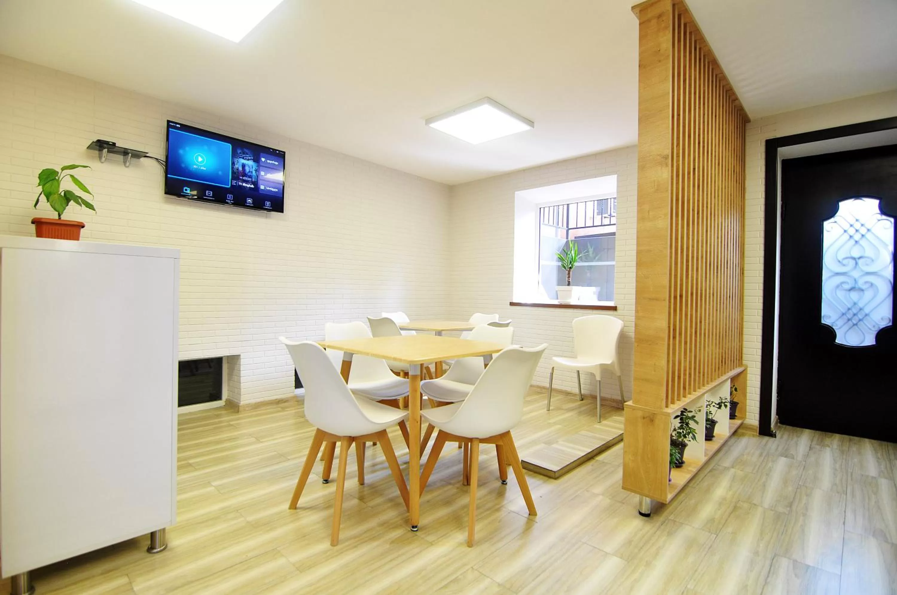 Restaurant/places to eat in Light Hotel