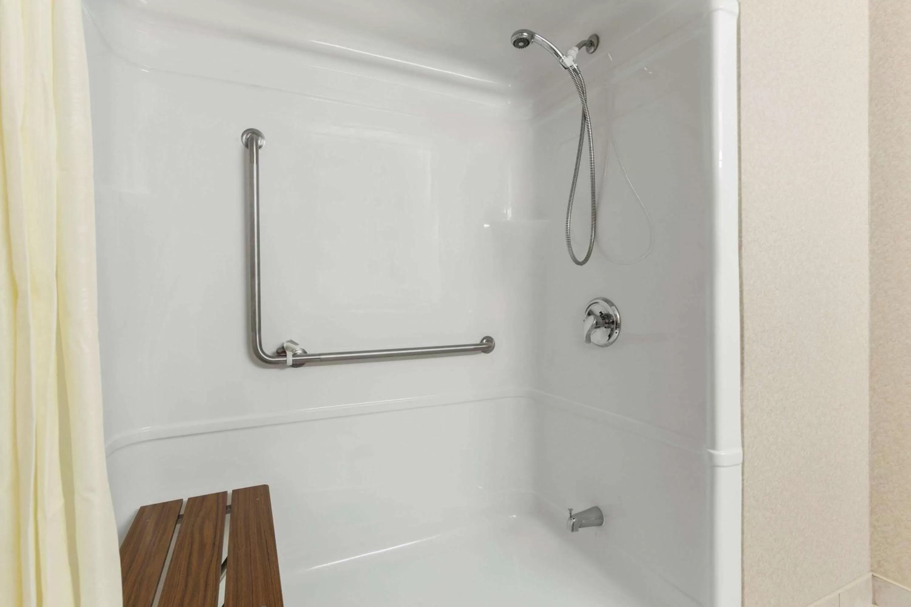 Bathroom in Days Inn by Wyndham Niagara Falls Centre St By the Falls