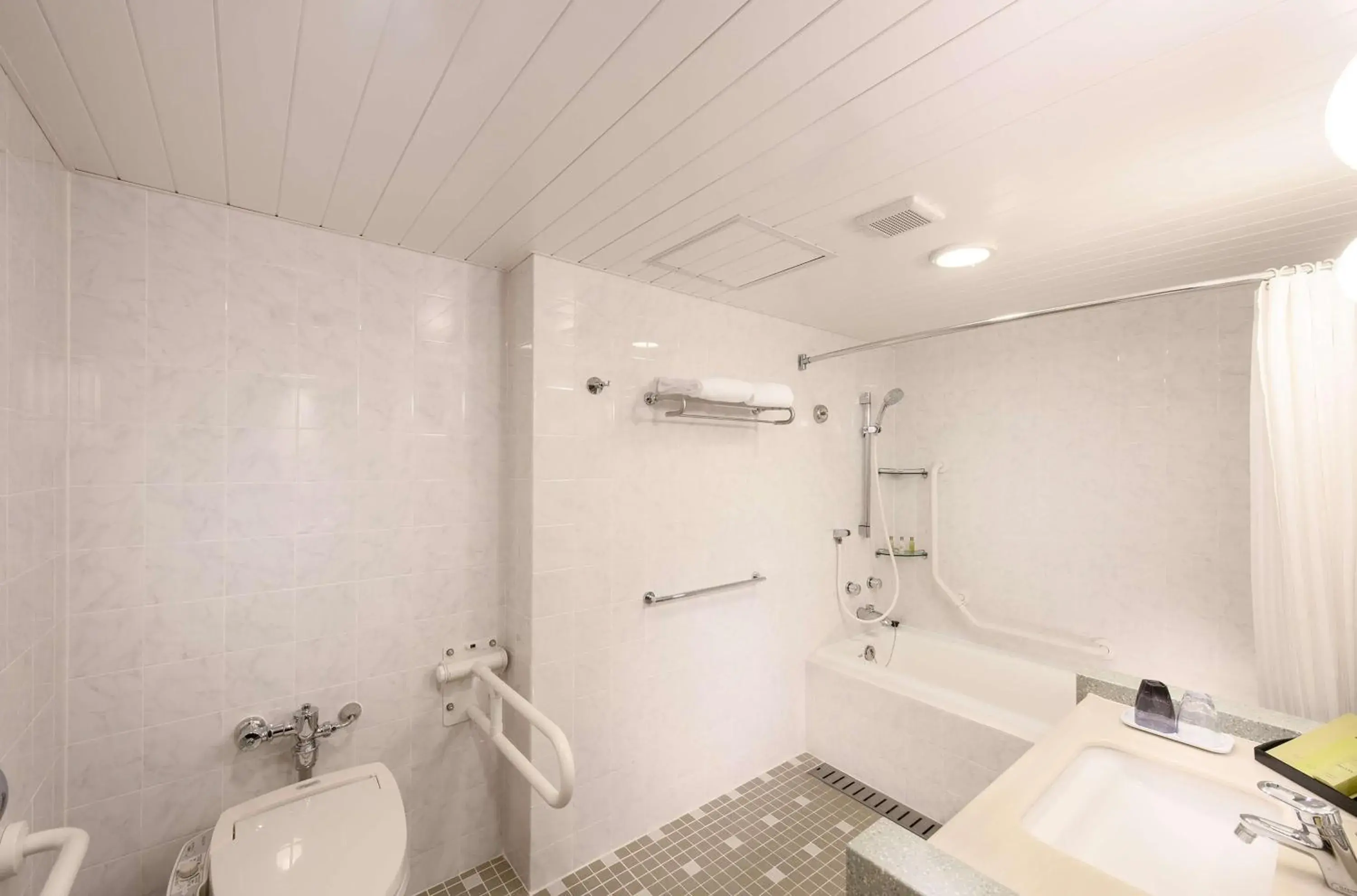 Twin Room - Mobility Access in DoubleTree by Hilton Hotel Naha Shuri Castle Twin Room - Mobility Access in DoubleTree by Hilton Hotel Naha Shuri Castle