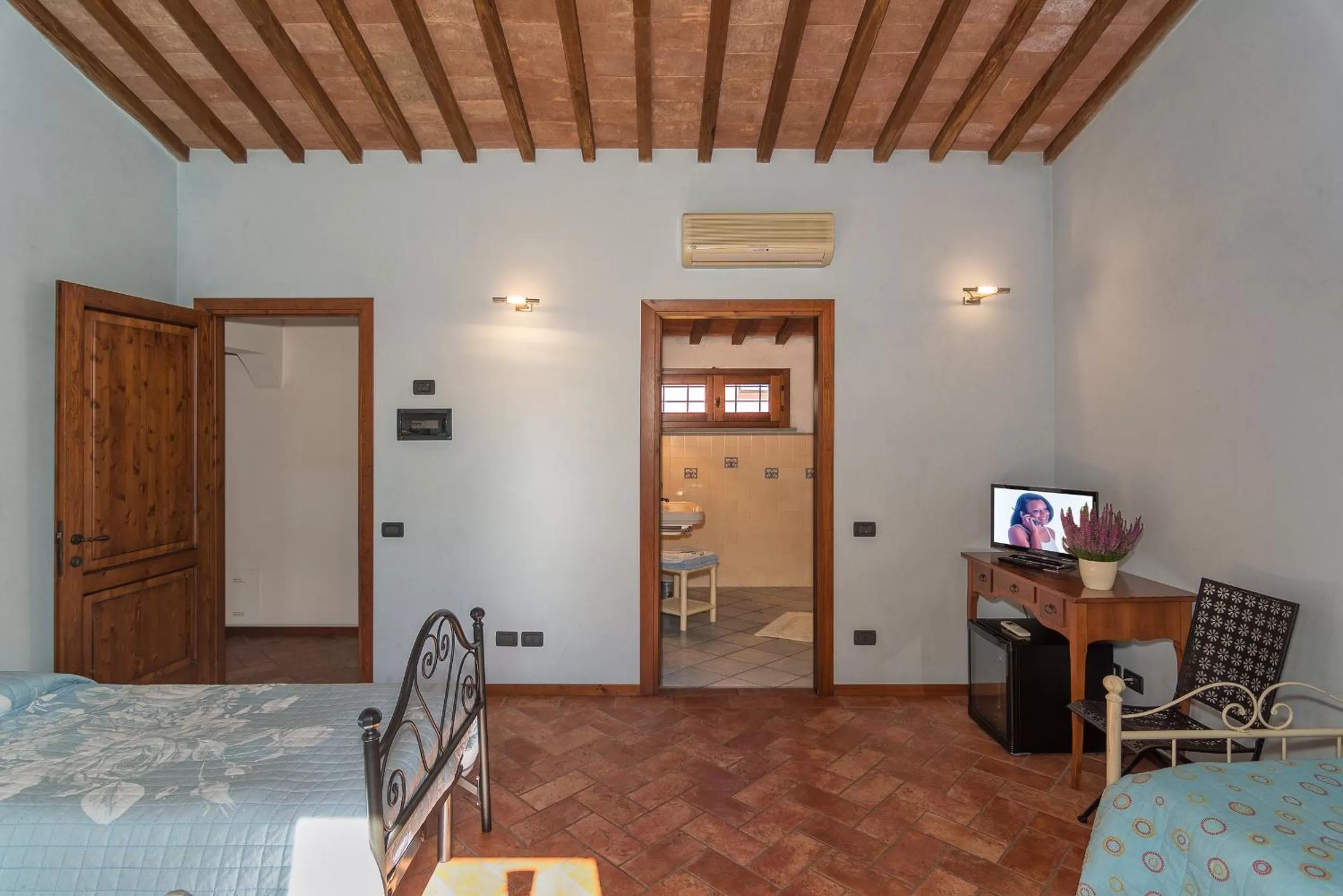 Photo of the whole room in Pisa Holidays