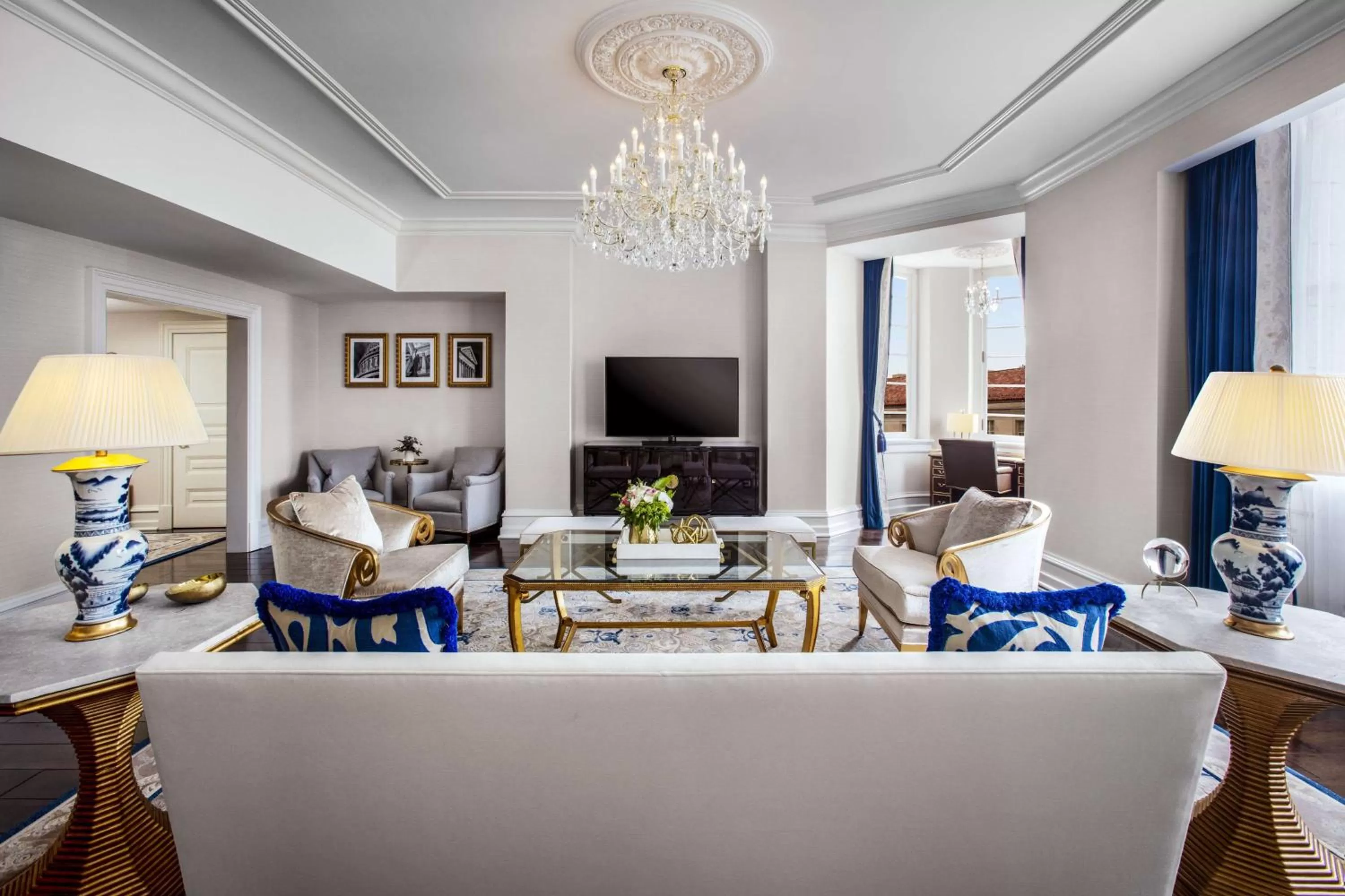 Living room in Waldorf Astoria Washington DC