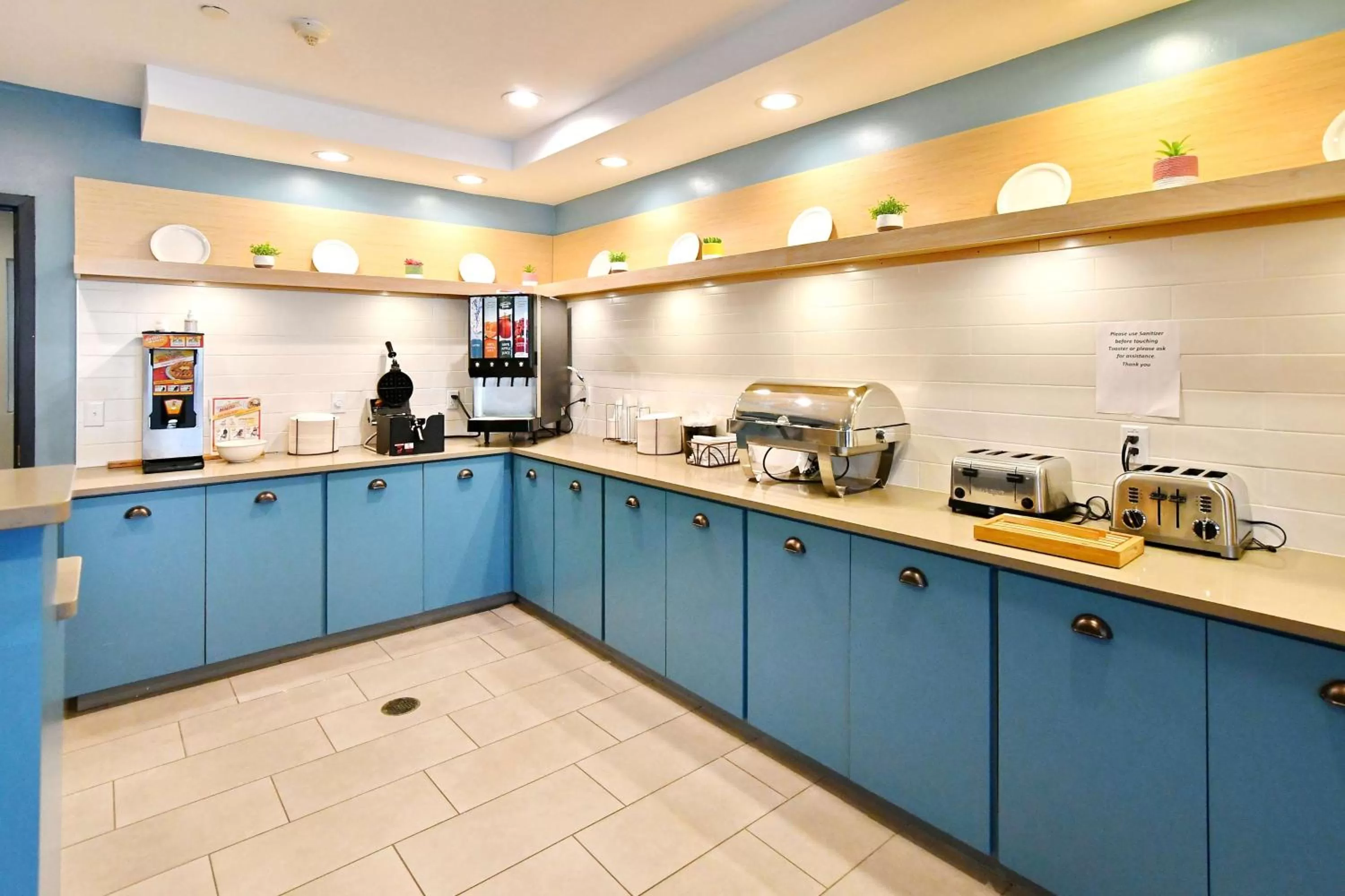 Breakfast, Kitchen/Kitchenette in Country Inn & Suites by Radisson, Mount Morris, NY