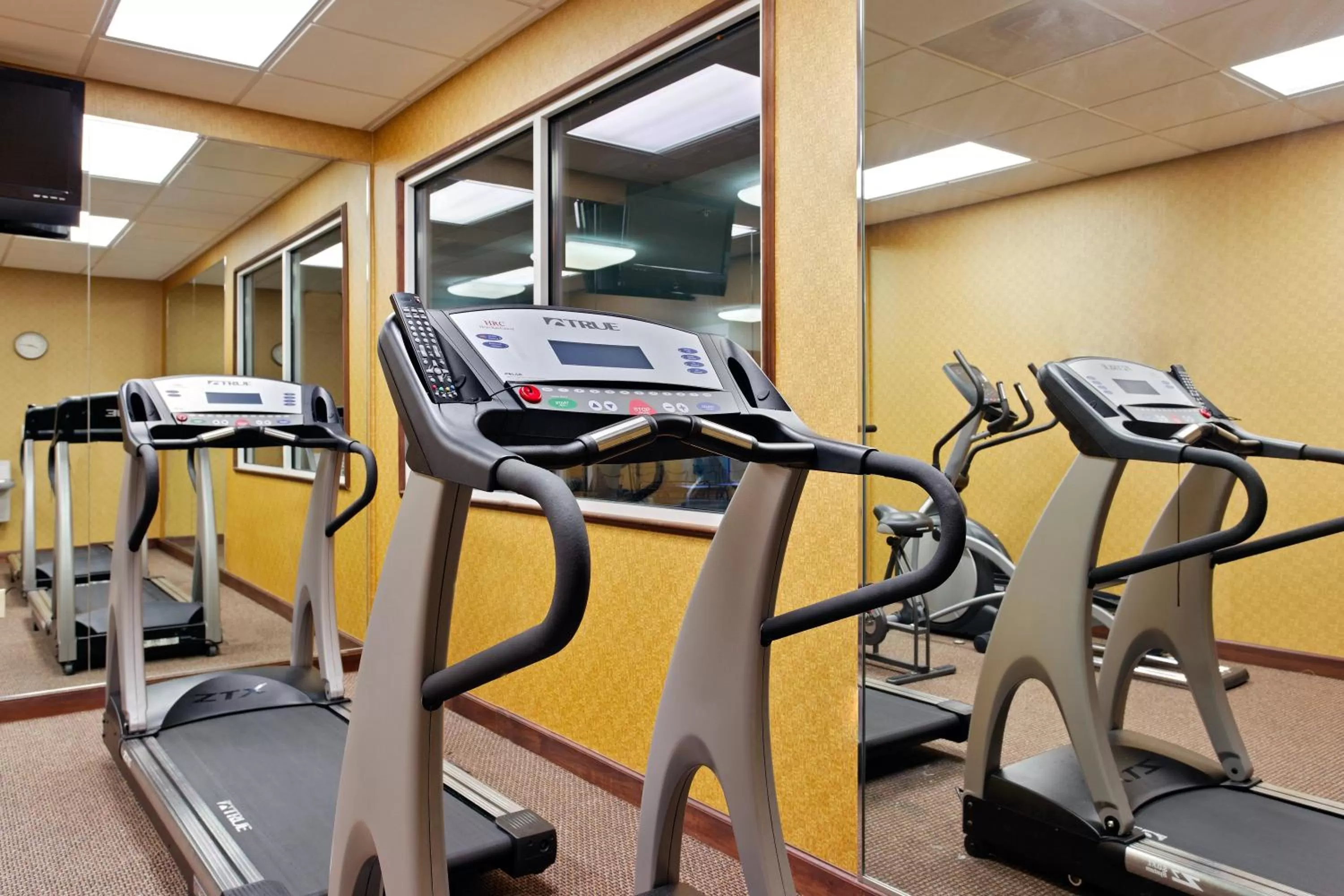 Fitness centre/facilities in Holiday Inn Express & Suites Malvern by IHG