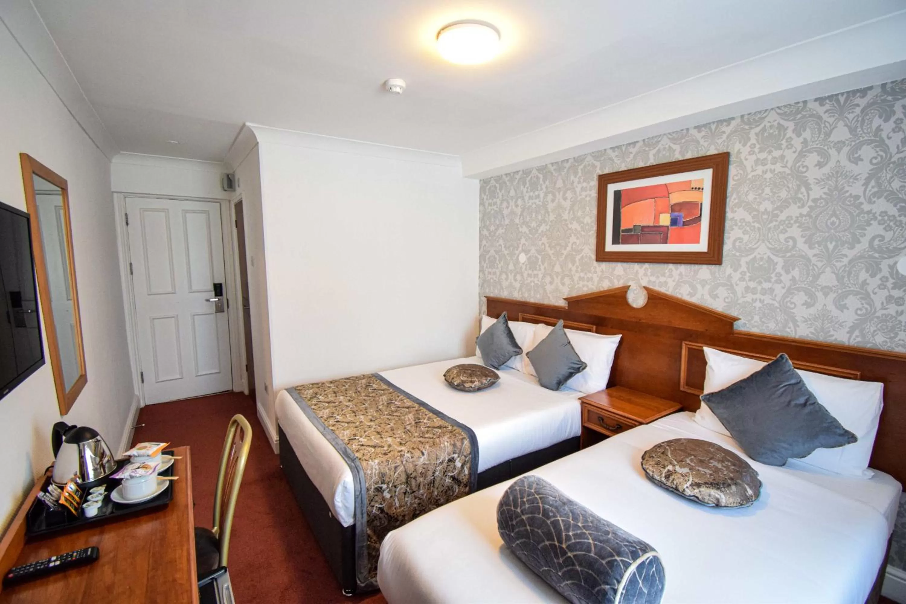 Bed in Pembridge Palace Hotel