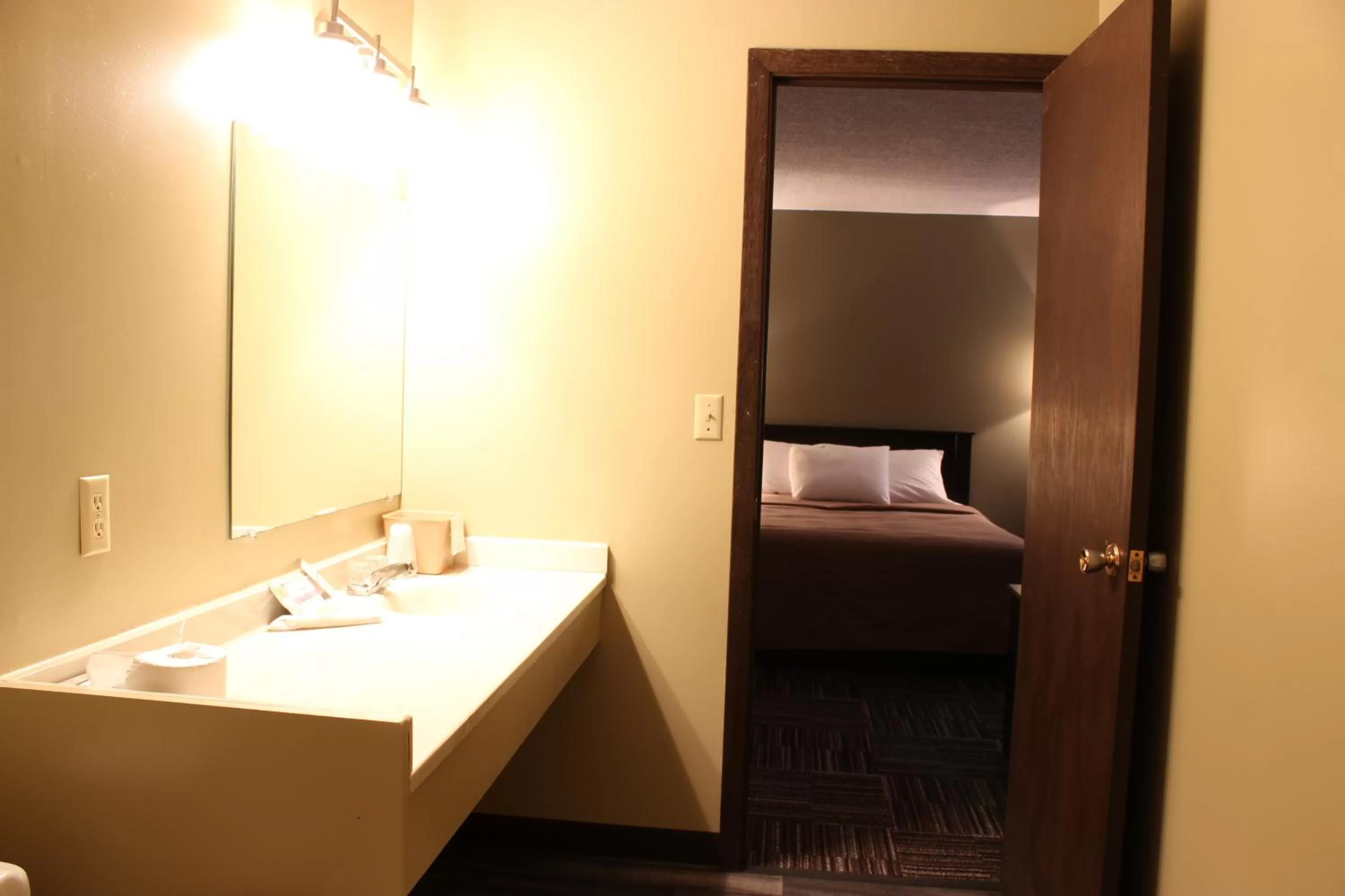 Bed in Sunlac Inn Devils Lake