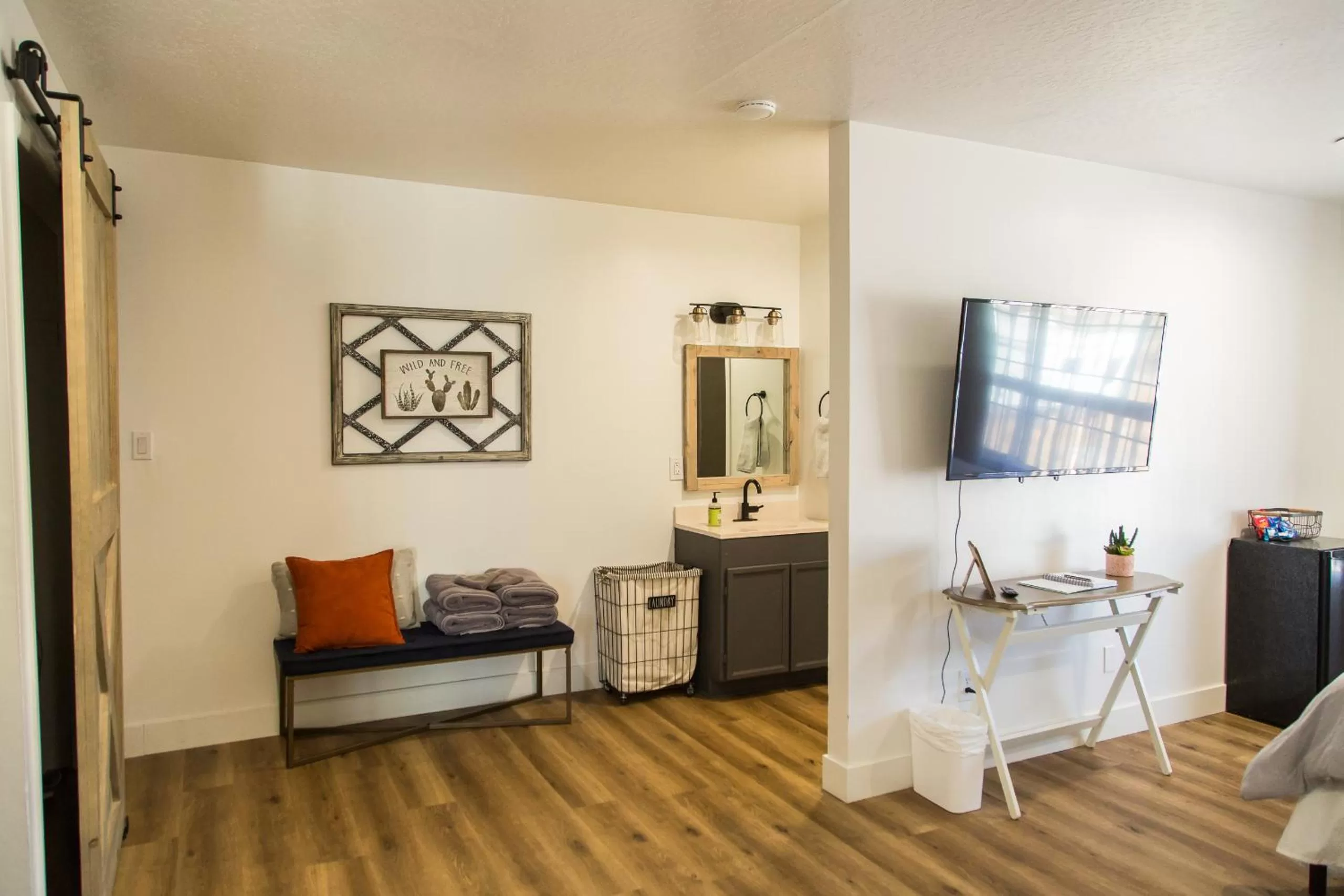 Bedroom, TV/Entertainment Center in Happy Trails BnB