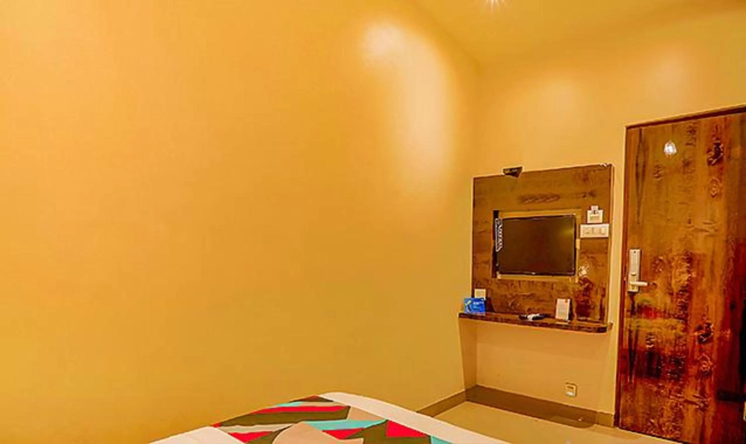 Bed, TV/Entertainment Center in FabExpress Gateway Inn