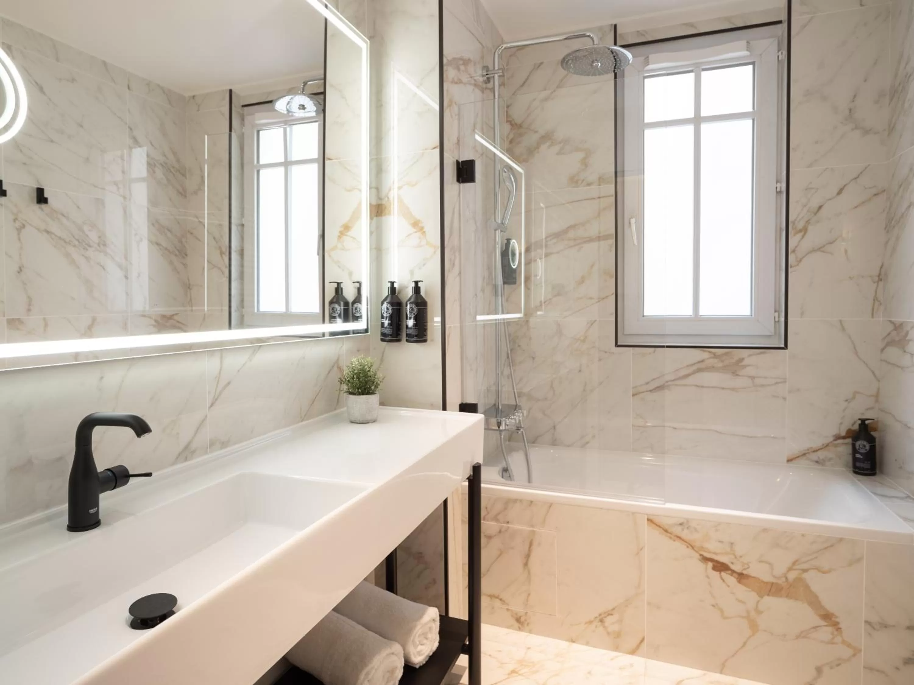 Bathroom in Solly Hôtel Paris