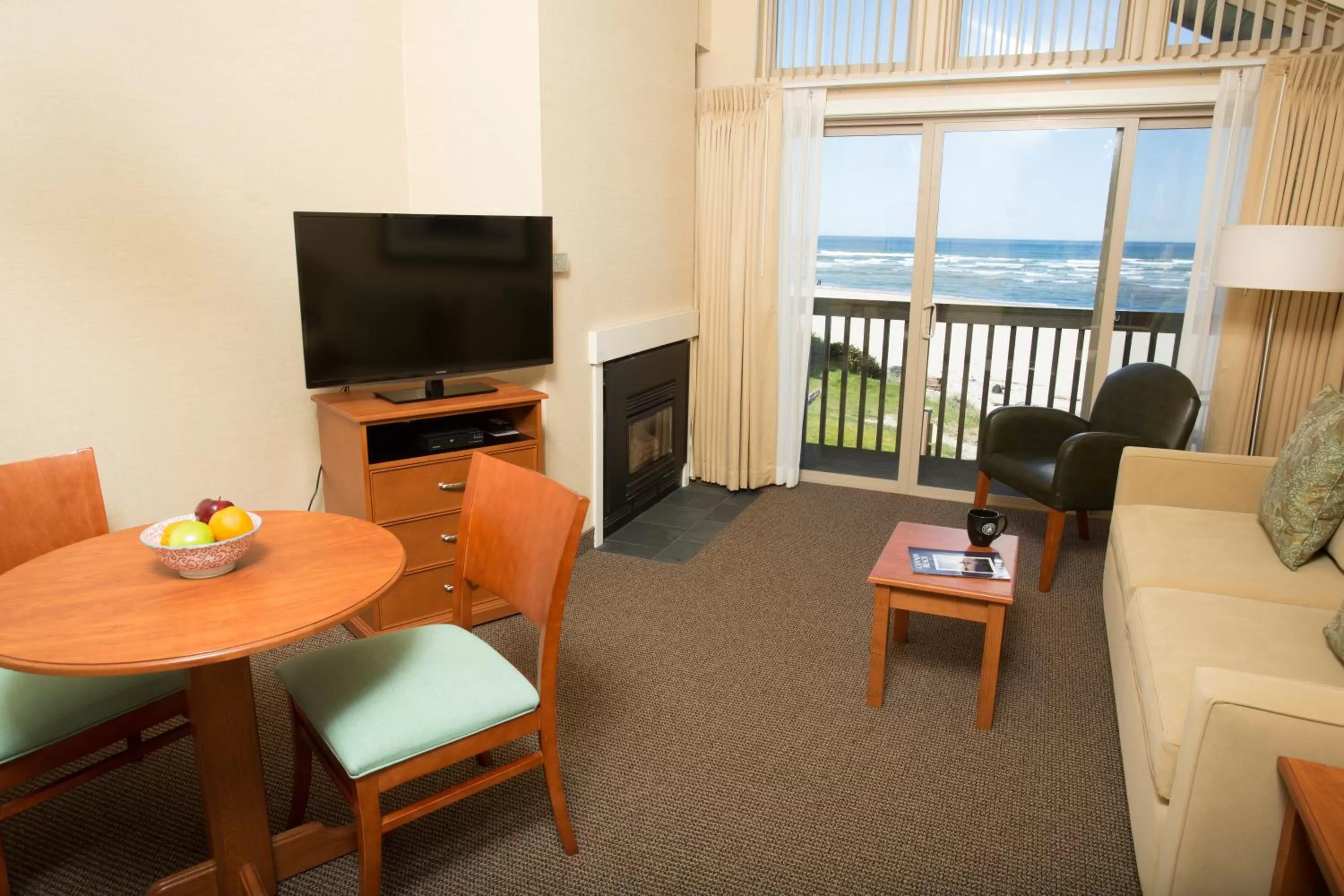 Living room, Seating Area in Schooner's Cove Inn