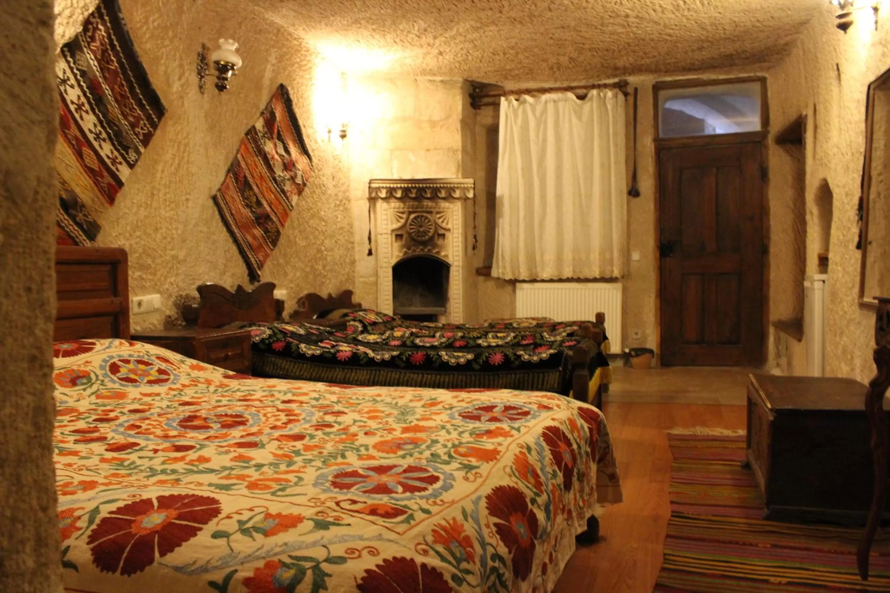 Photo of the whole room, Bed in Kismet Cave House