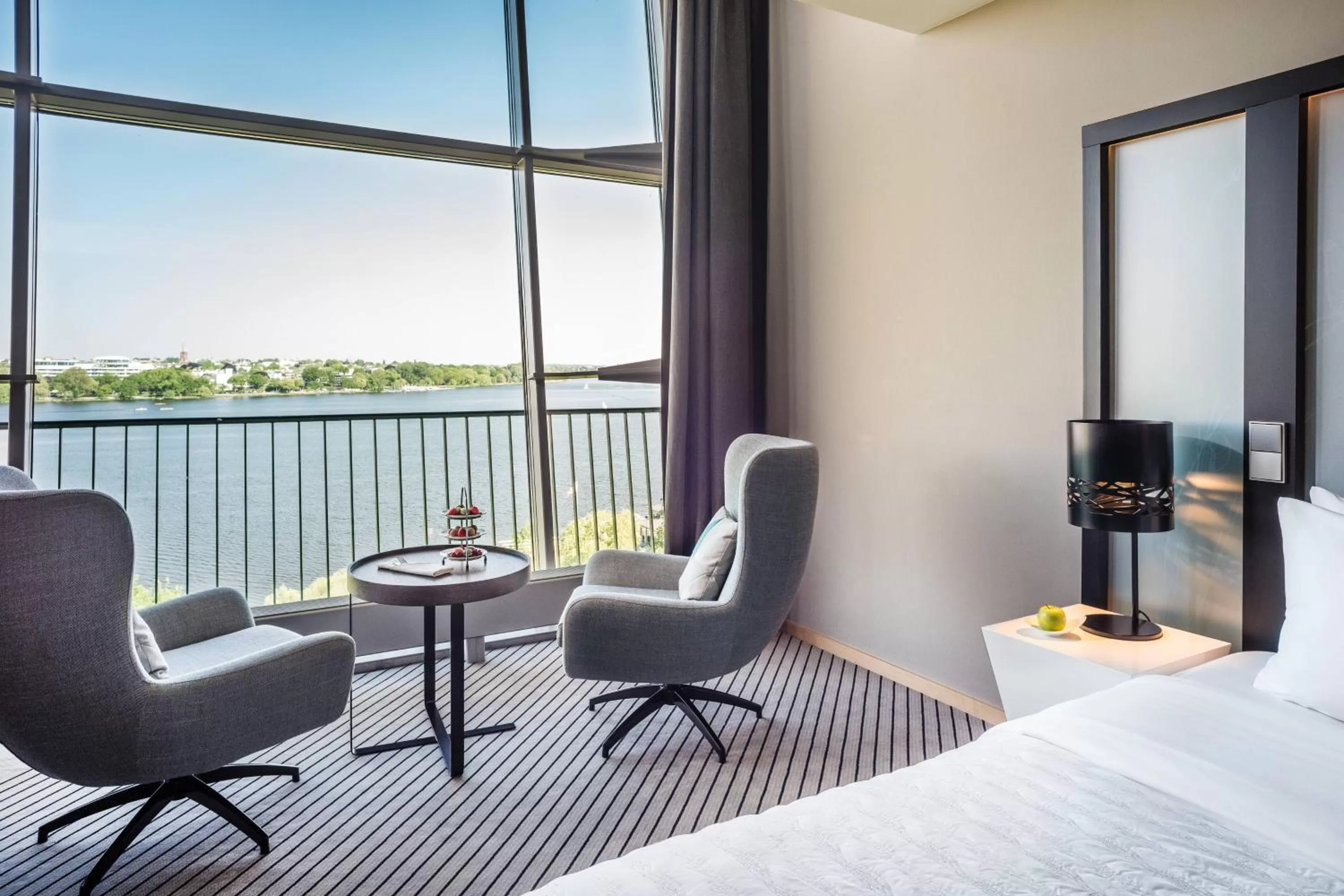 Photo of the whole room, Bed in Le Méridien Hamburg