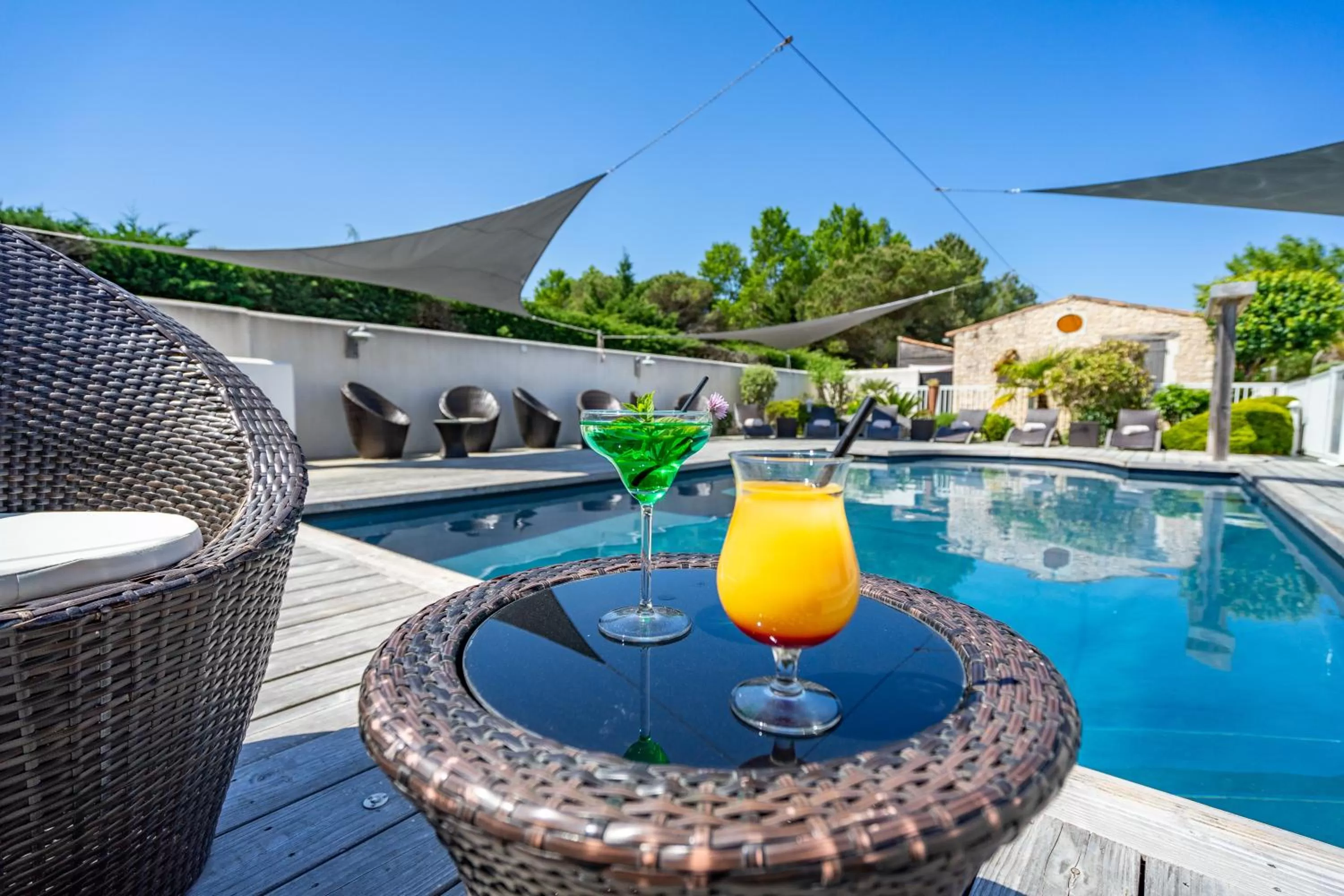 Patio in Elégance Suites Hôtel