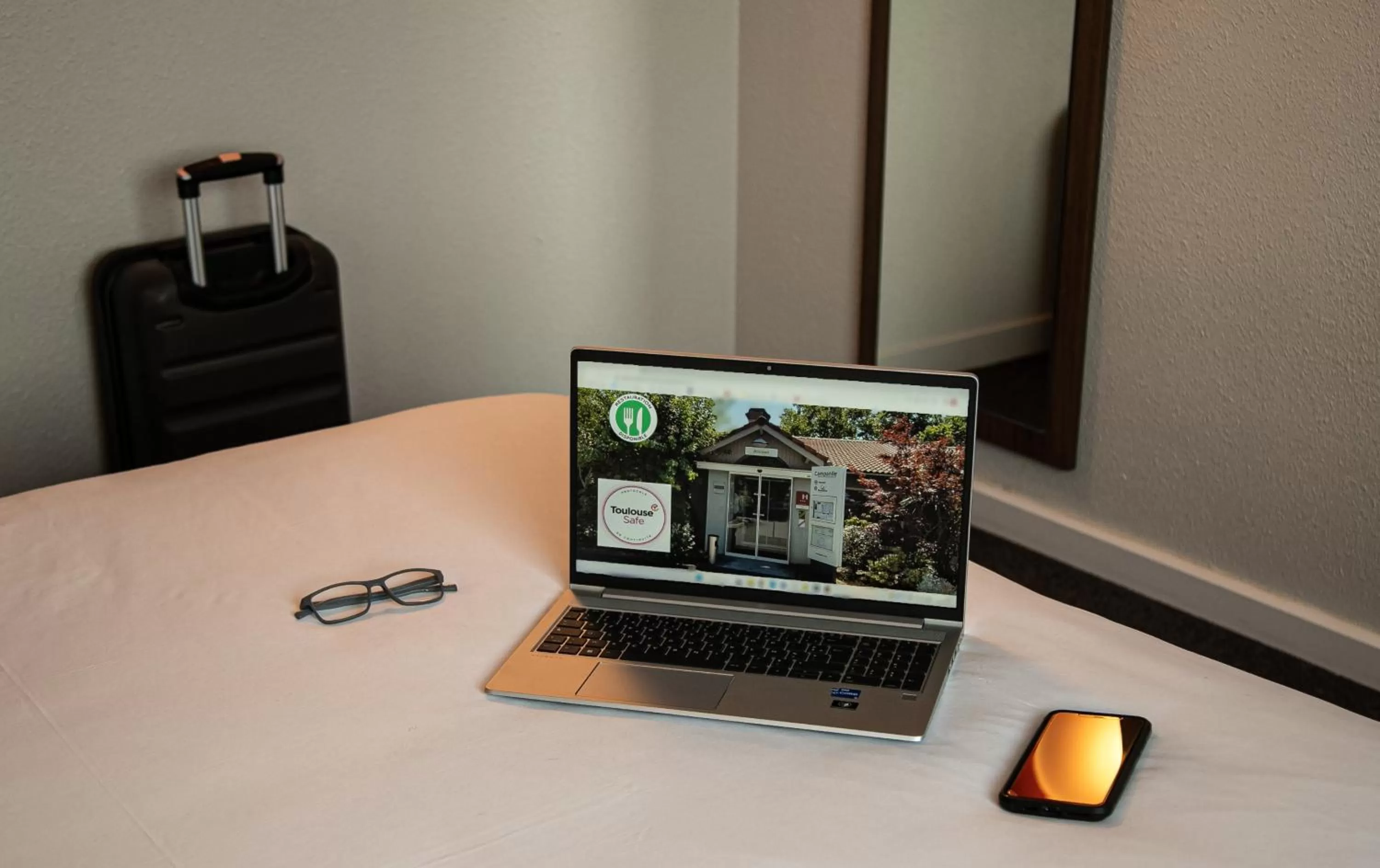 Bedroom in Campanile Toulouse - Blagnac Aéroport