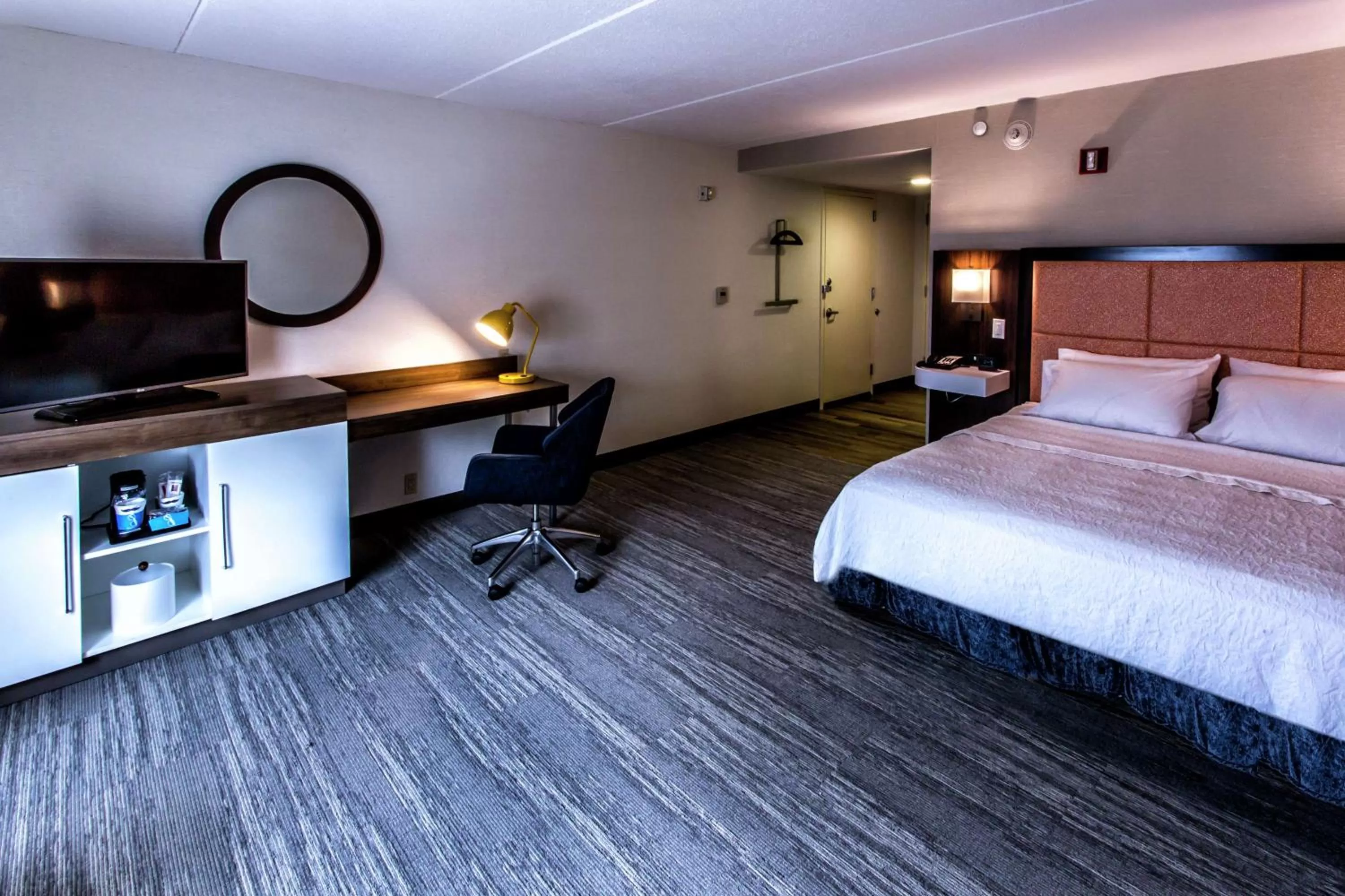 Bed in Hampton Inn & Suites Staten Island