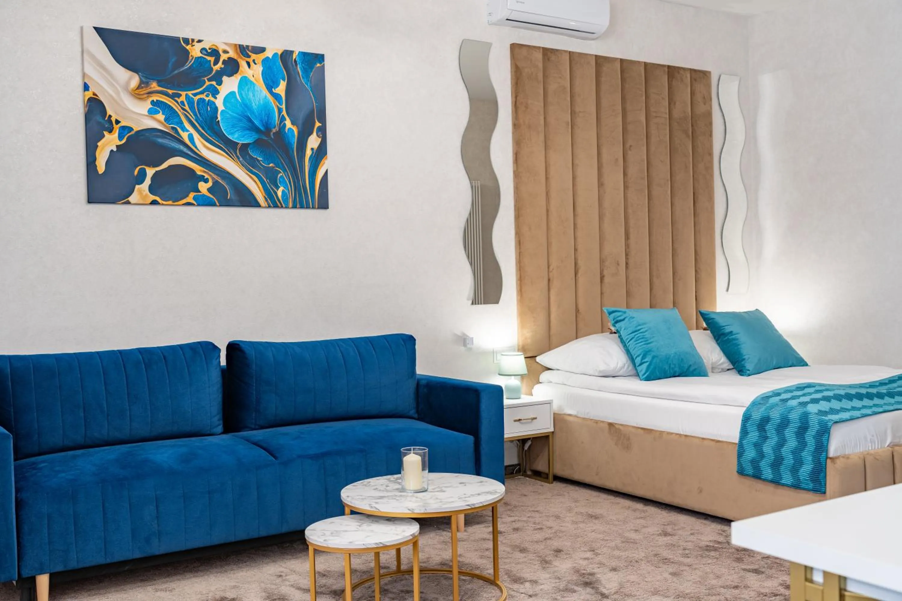 Photo of the whole room, Bed in Gotyk