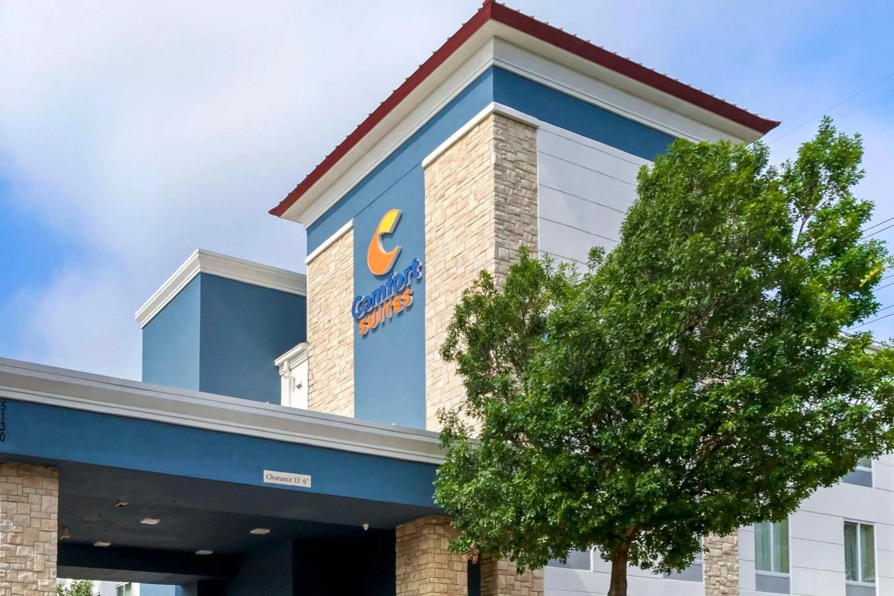 Property building in Comfort Suites Medical Center near Six Flags