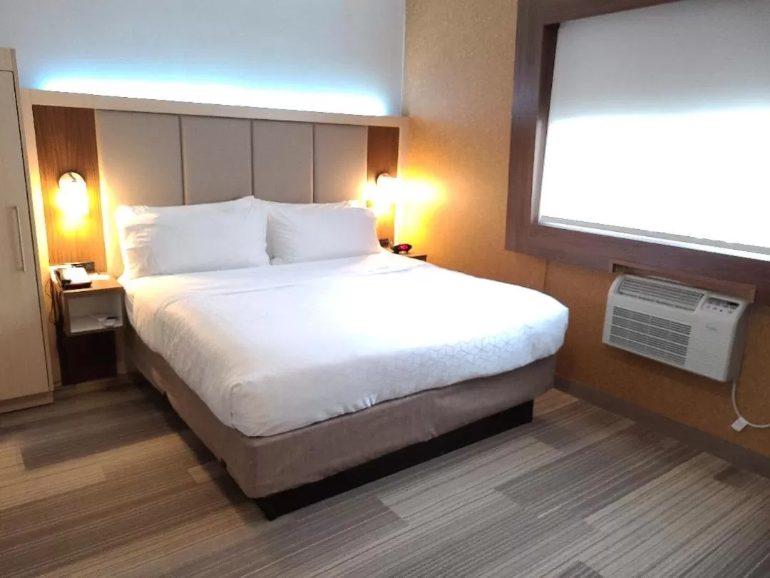 Bed in Best Western Roslyn-Long Island Hotel