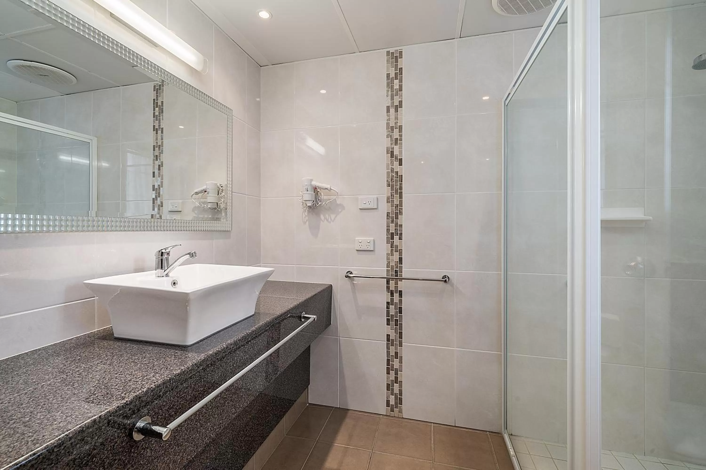Bathroom in Comfort Inn Heritage Wagga