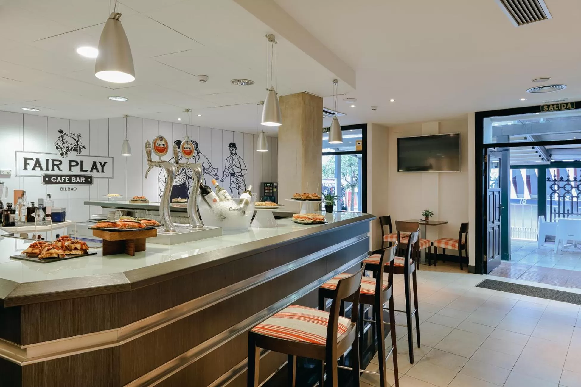 Lounge or bar in Abba Euskalduna Hotel