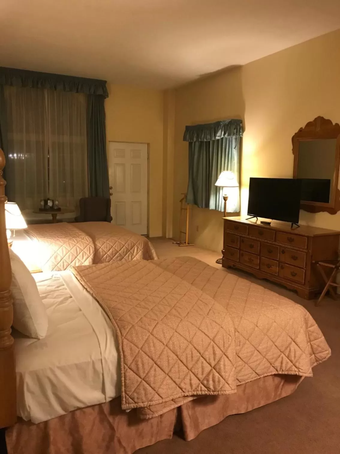 Bed in Riveredge Resort Hotel