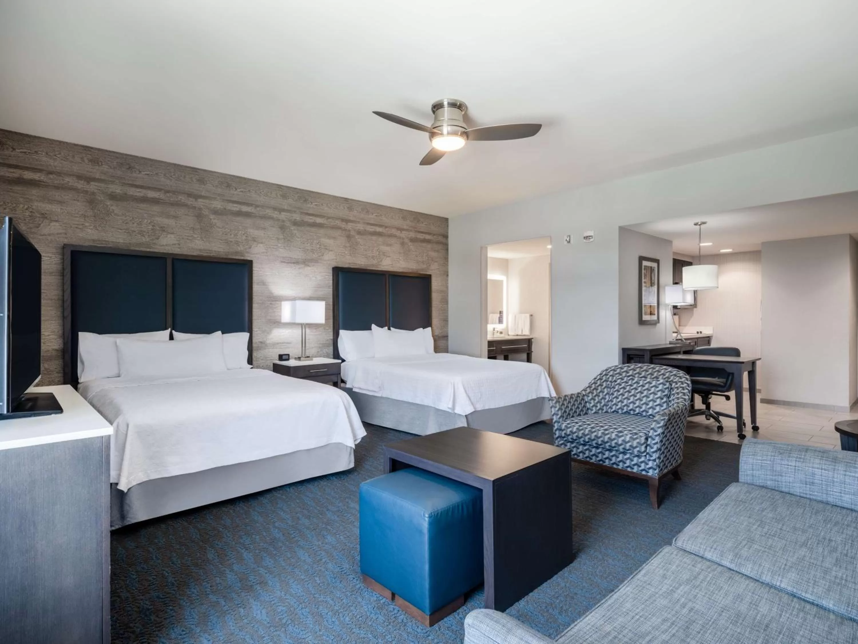 Living room, Bed in Homewood Suites By Hilton North Charleston