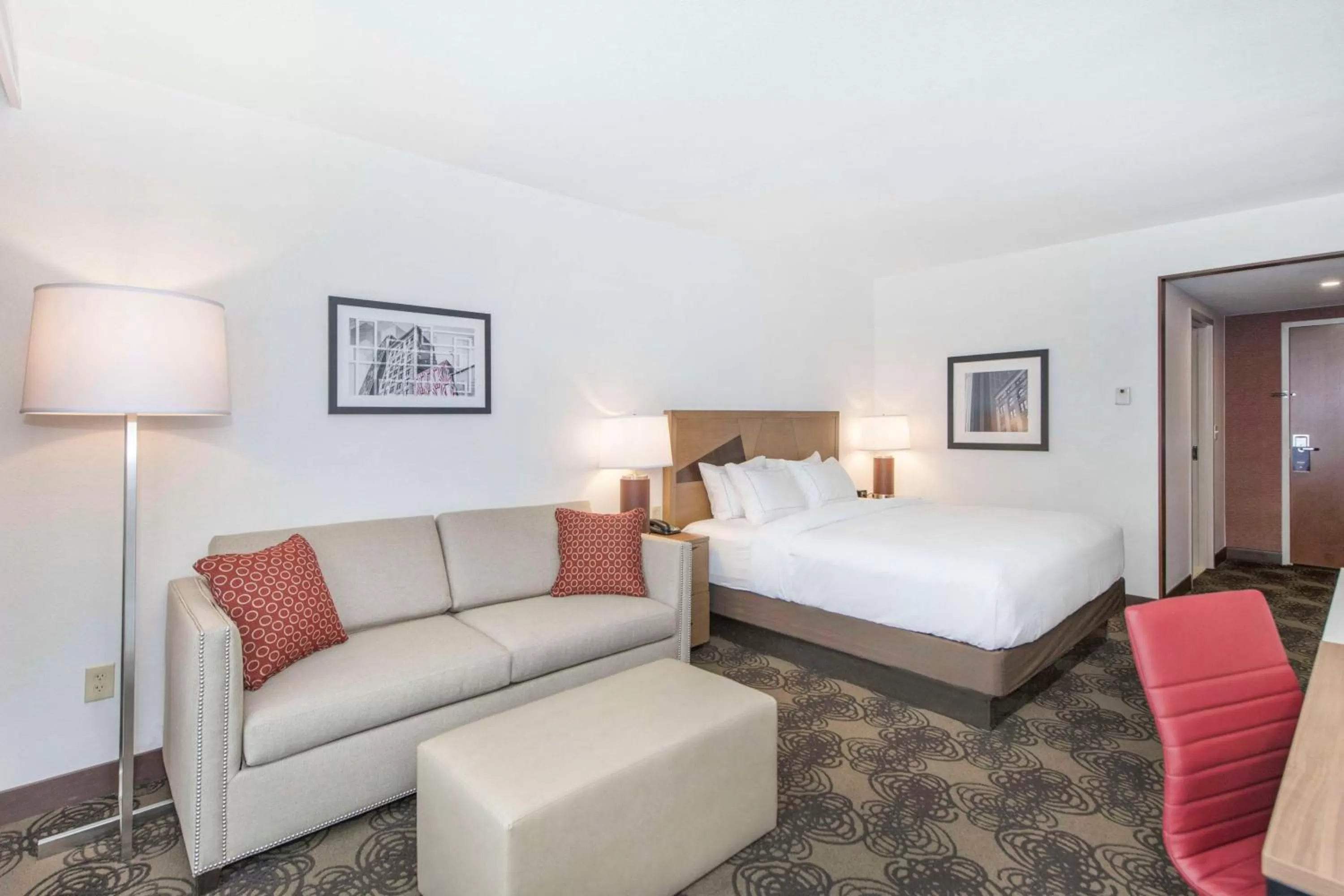 Living room, Bed in DoubleTree by Hilton Raleigh-Cary