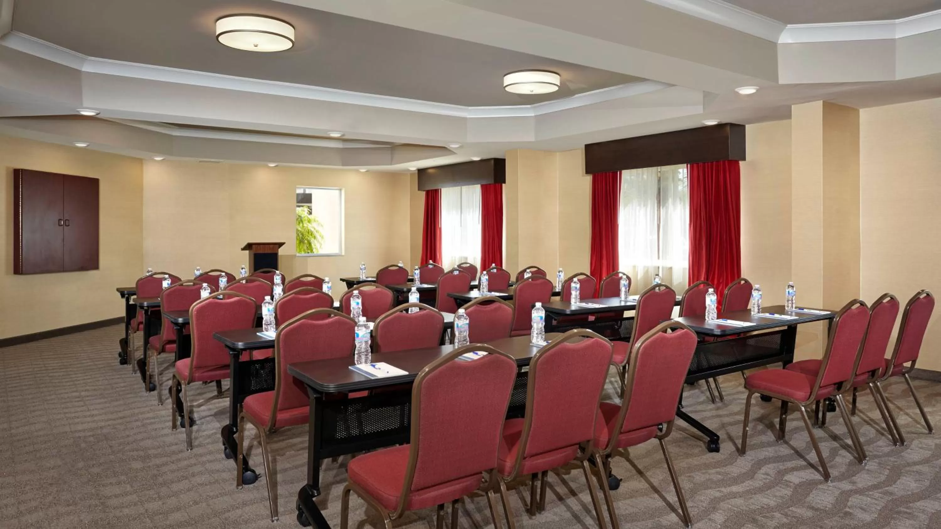 Meeting/conference room in Holiday Inn Express & Suites Naples Downtown - 5th Avenue by IHG