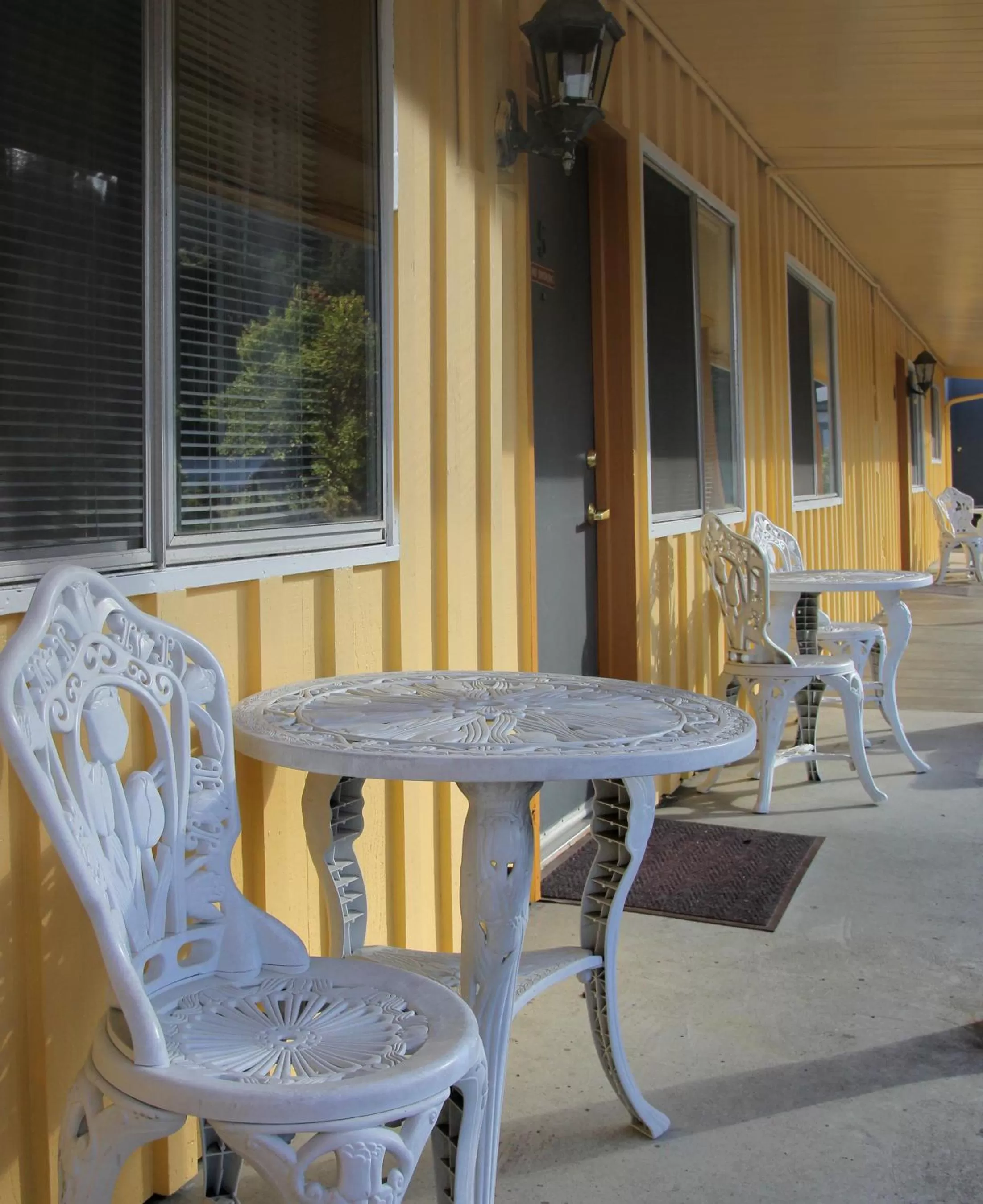 Facade/entrance in Redwood Suites
