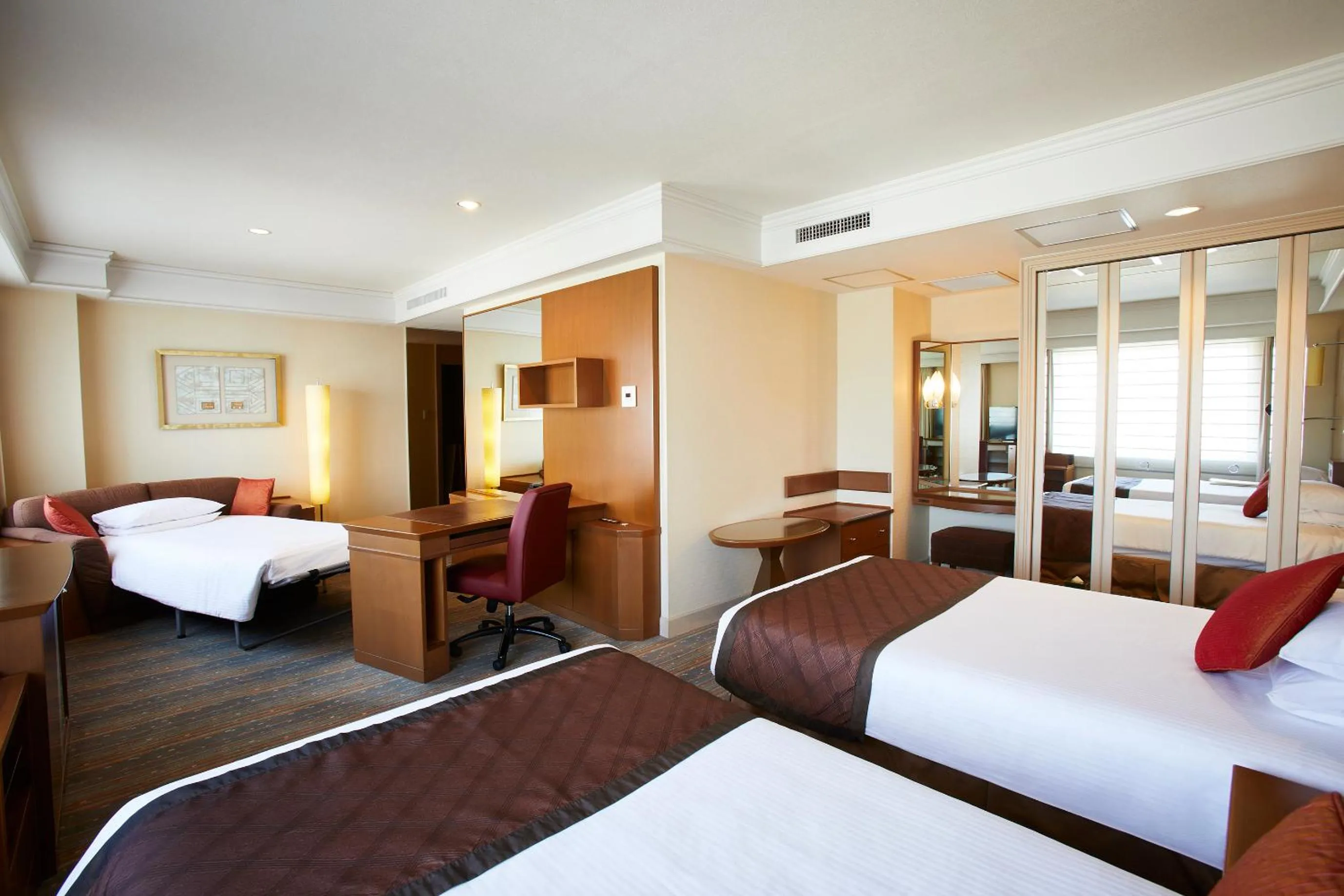 Photo of the whole room, Bed in Royal Park Hotel