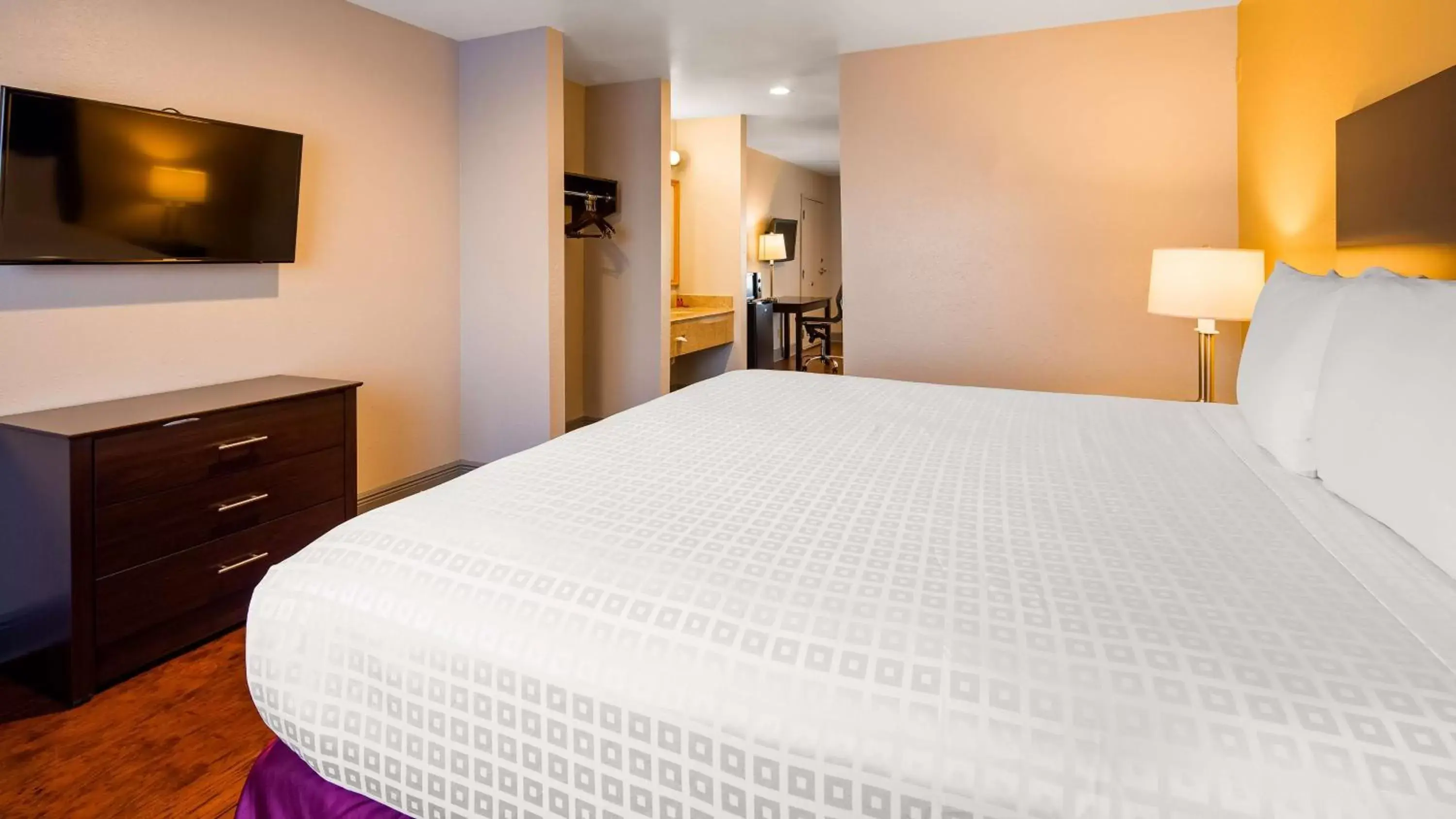 King Suite with Spa Bath in SureStay Plus Hotel by Best Western Hammond King Suite with Spa Bath in SureStay Plus Hotel by Best Western Hammond