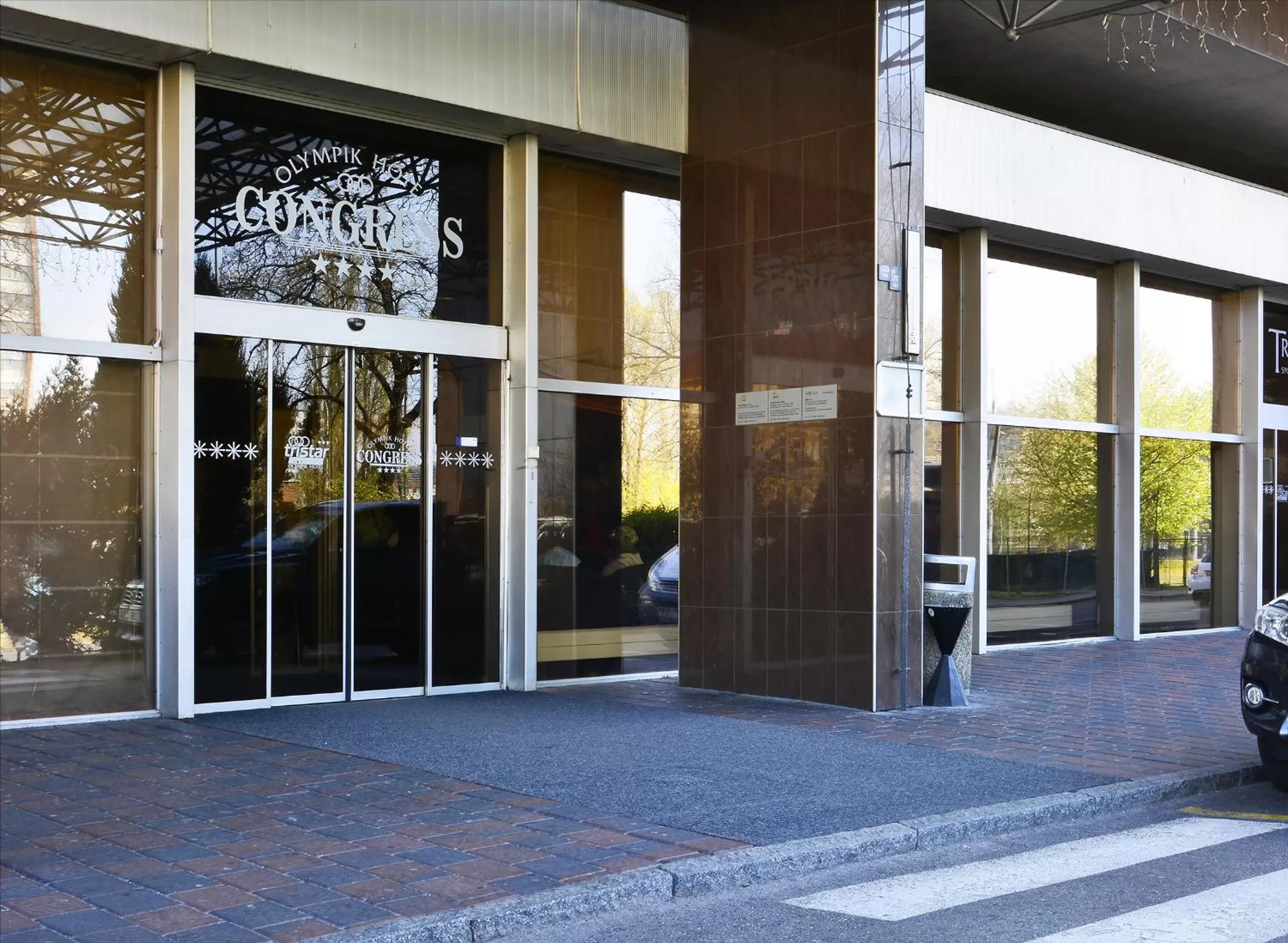 Facade/entrance in Olympik Tristar