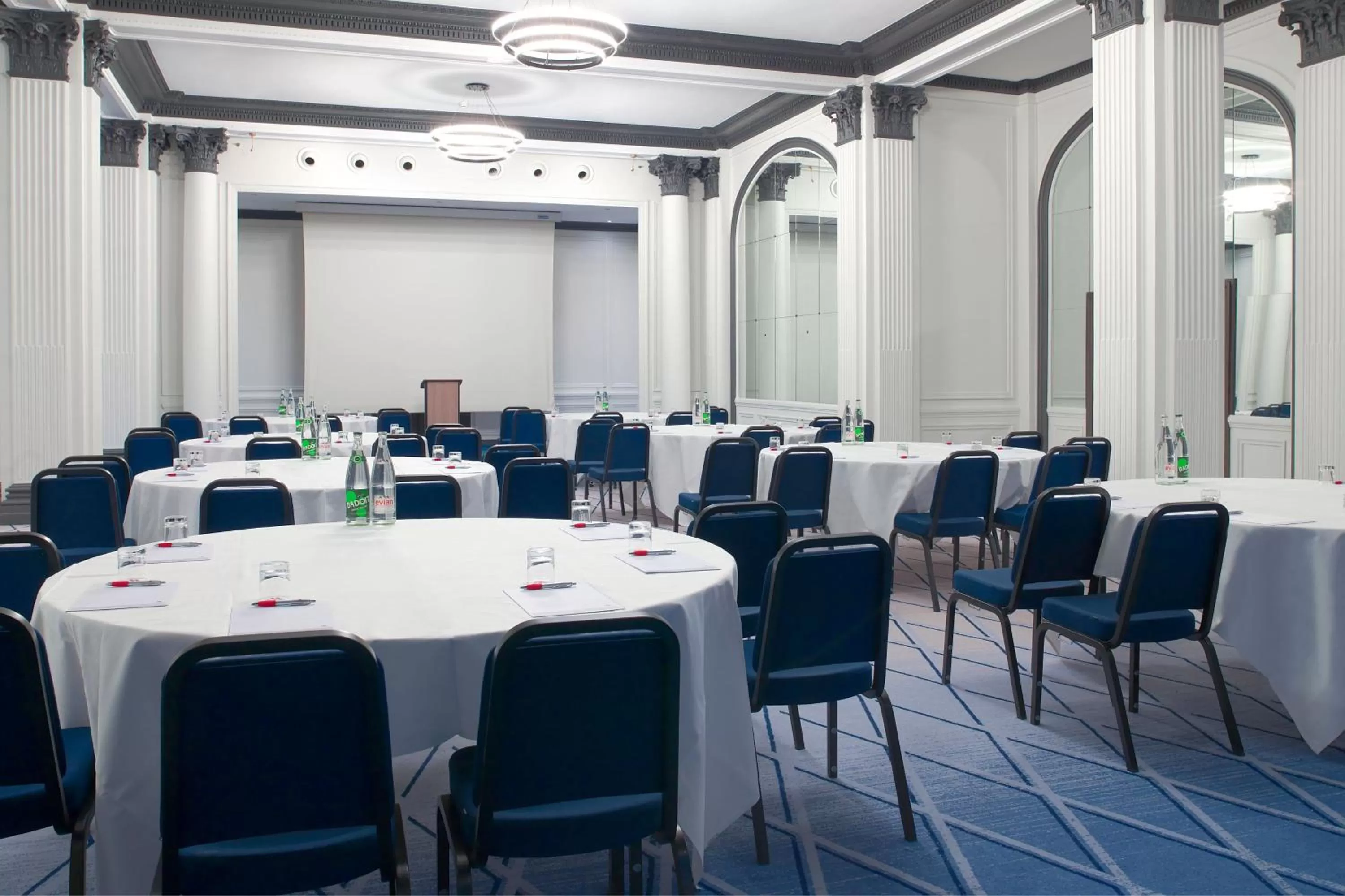 Lounge or bar in Paris Marriott Opera Ambassador Hotel