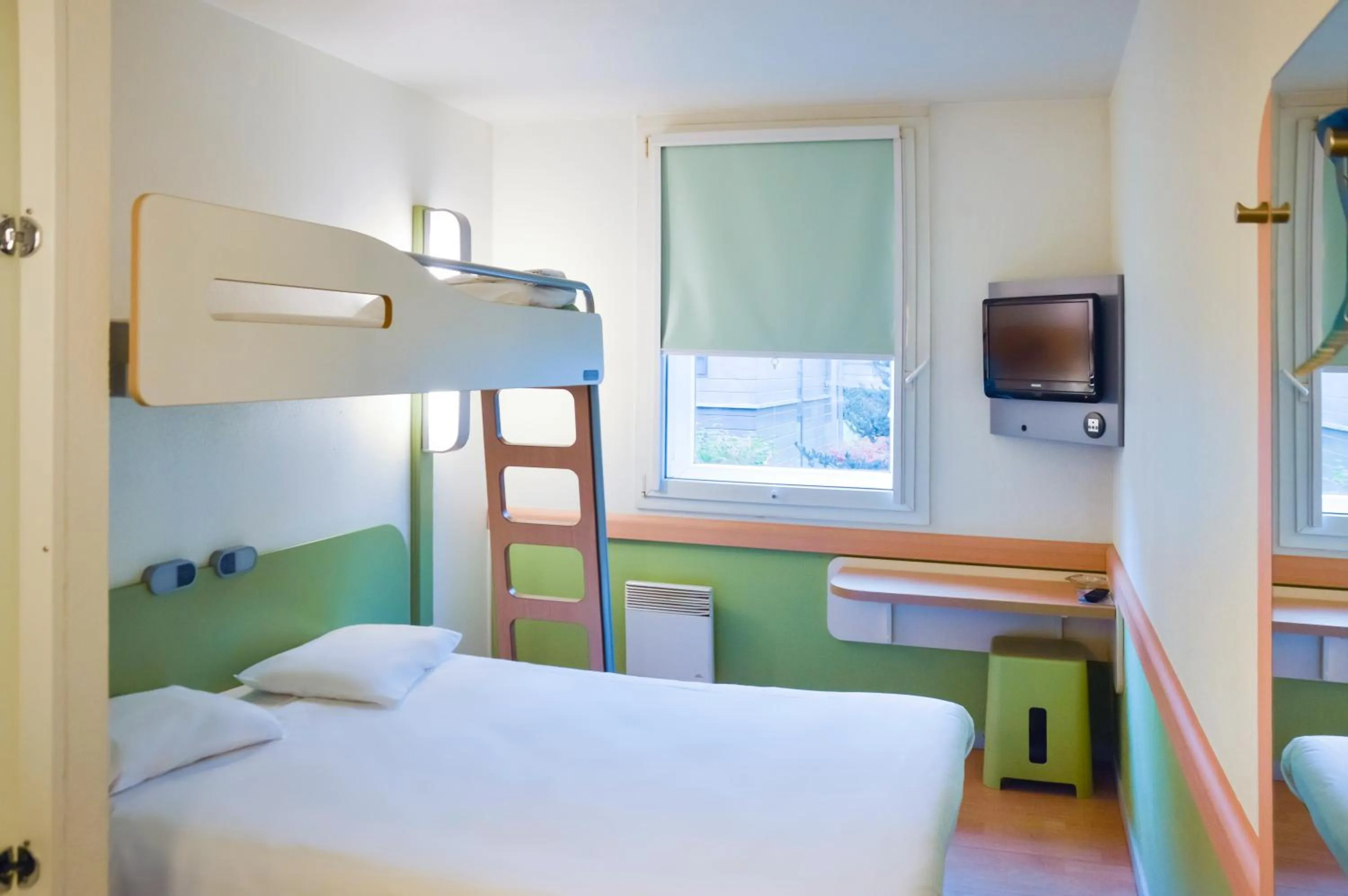 bunk bed, Bed in Ibis Budget Vélizy