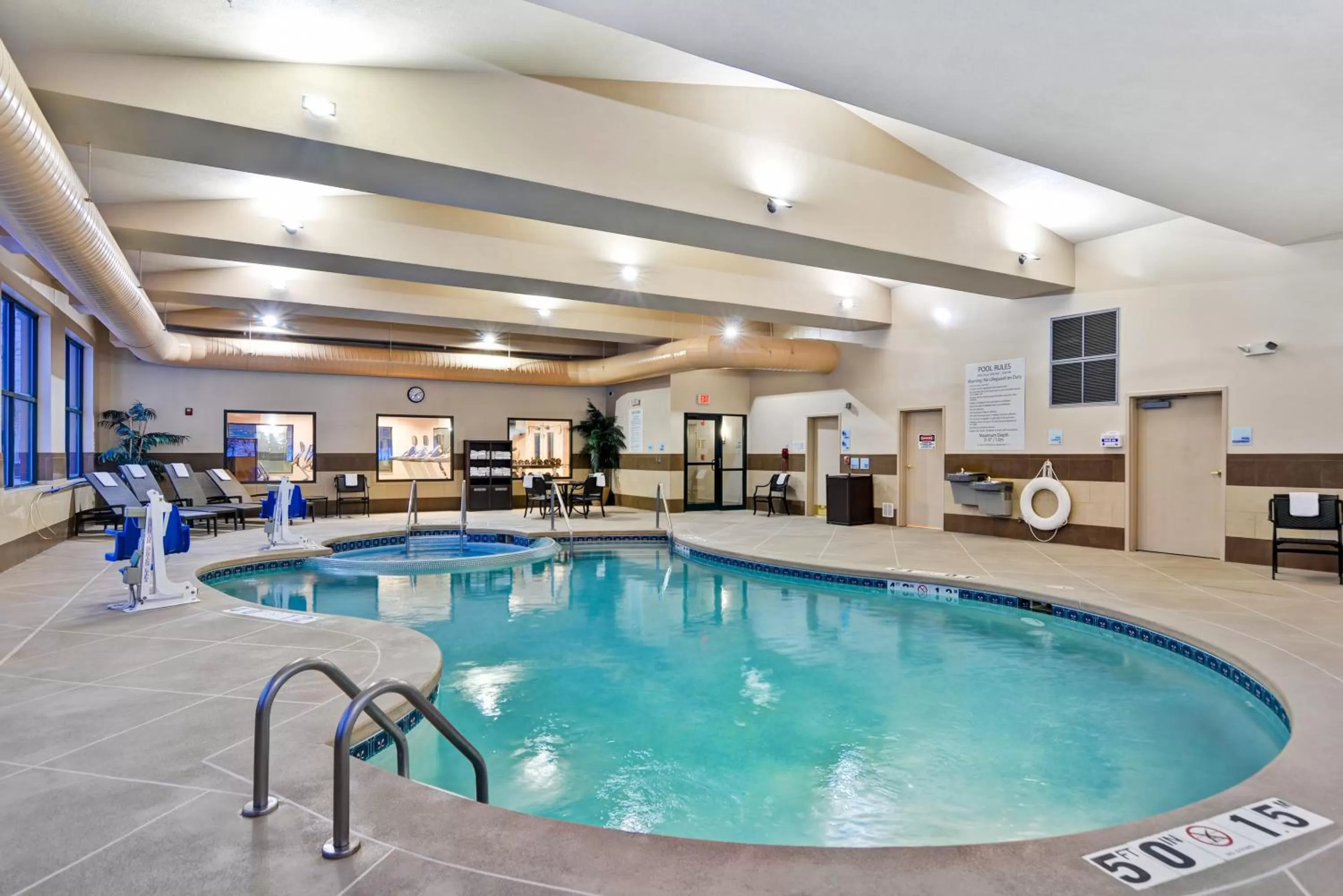 Swimming pool in Holiday Inn Express Hotel & Suites Milwaukee-New Berlin by IHG