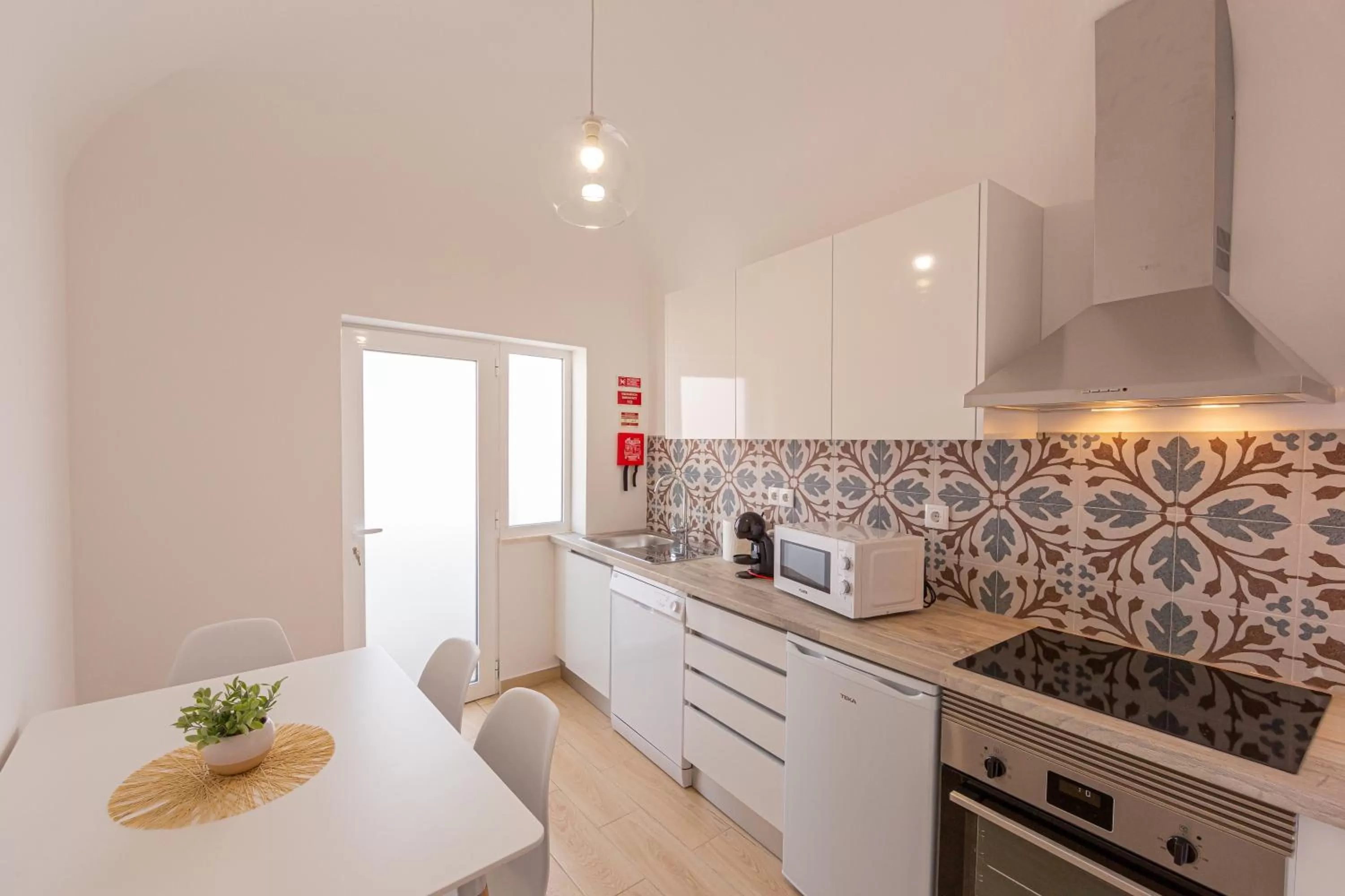 Coffee/tea facilities, Kitchen/Kitchenette in Luxury Palm Suites