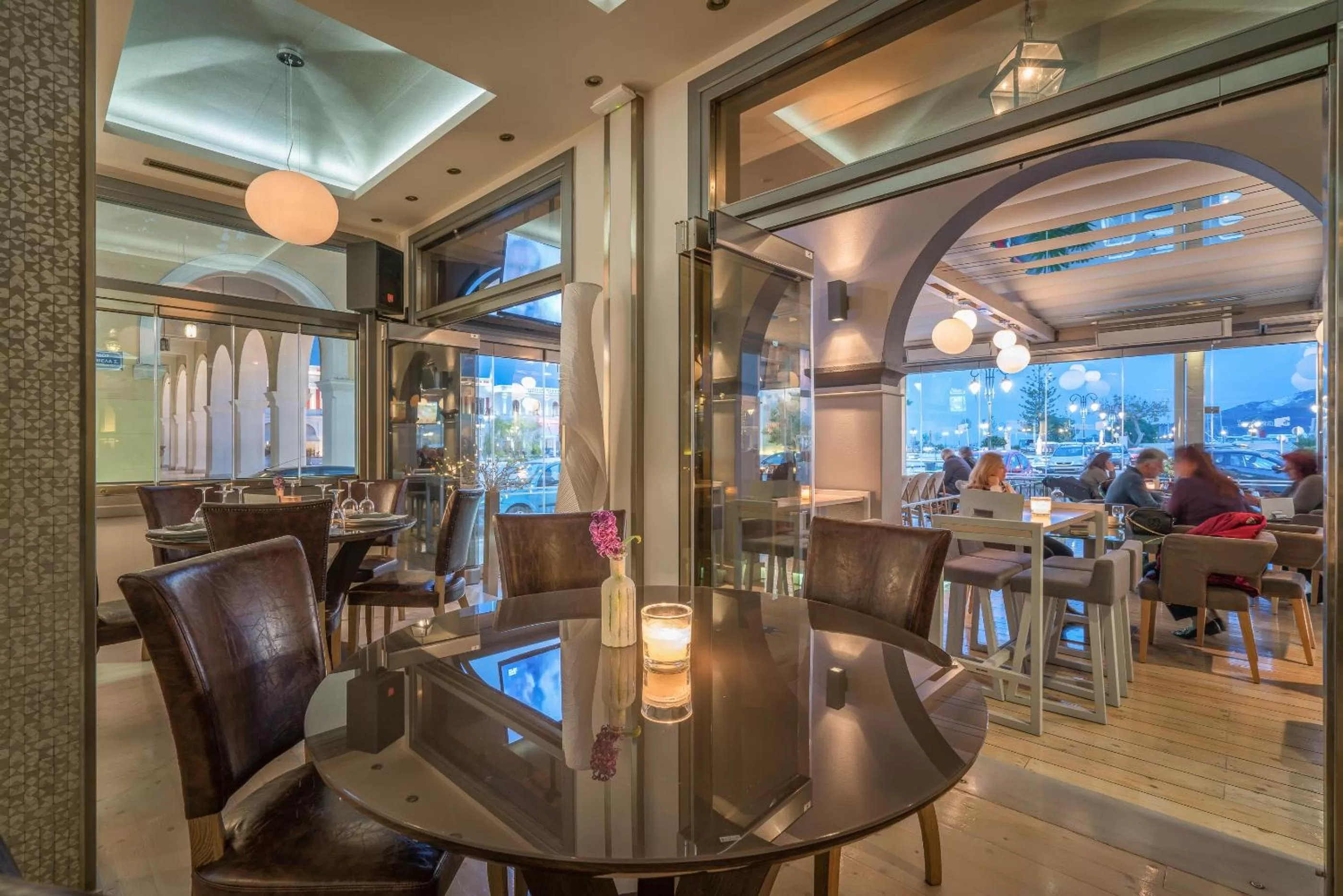 Restaurant/places to eat in Phoenix Hotel