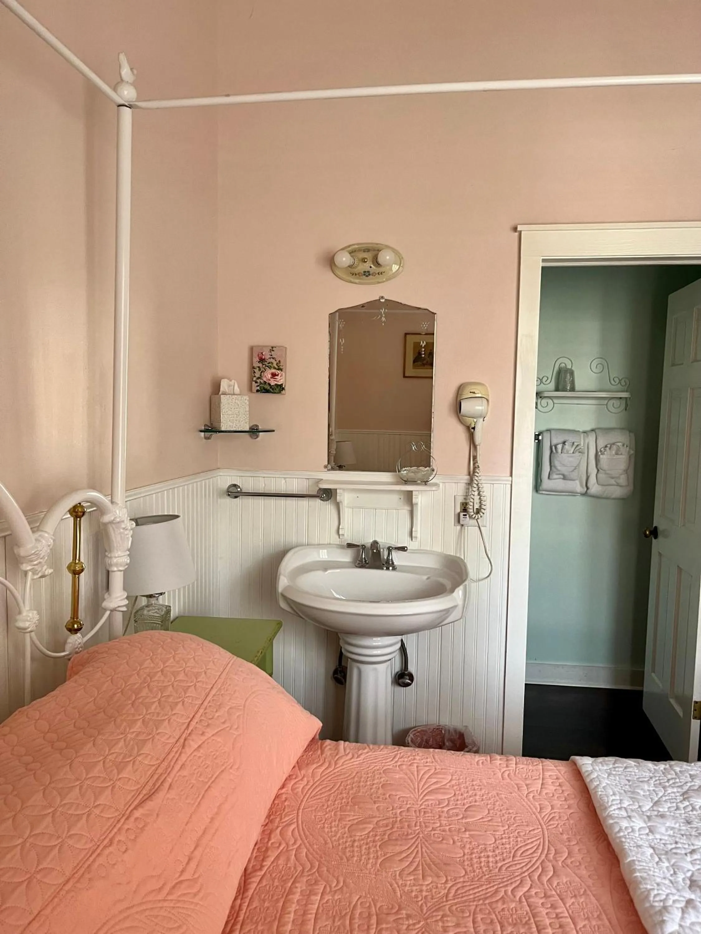 Bathroom, Bed in Terrace Inn and 1911 Restaurant