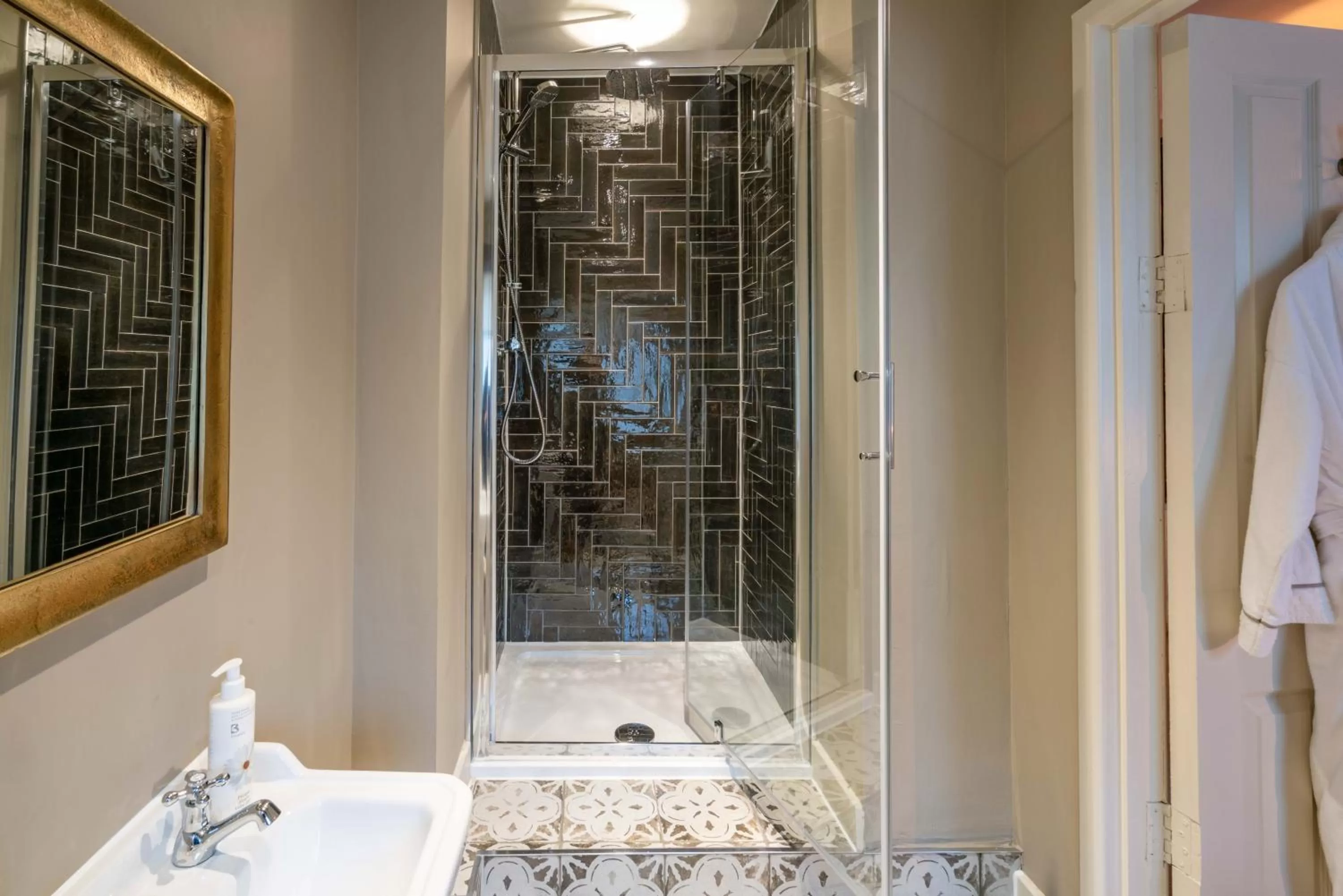 Bathroom in The George Inn & Plaine