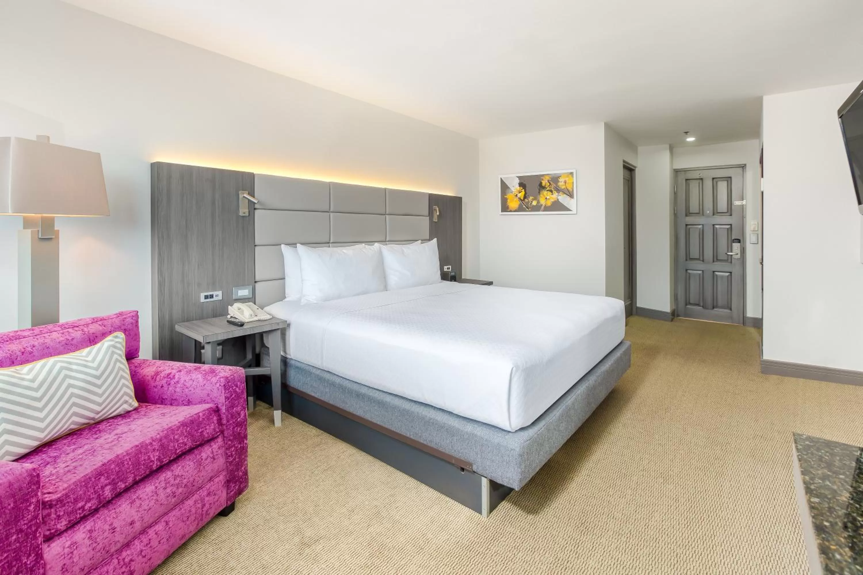 Photo of the whole room, Bed in Crowne Plaza San Jose La Sabana by IHG